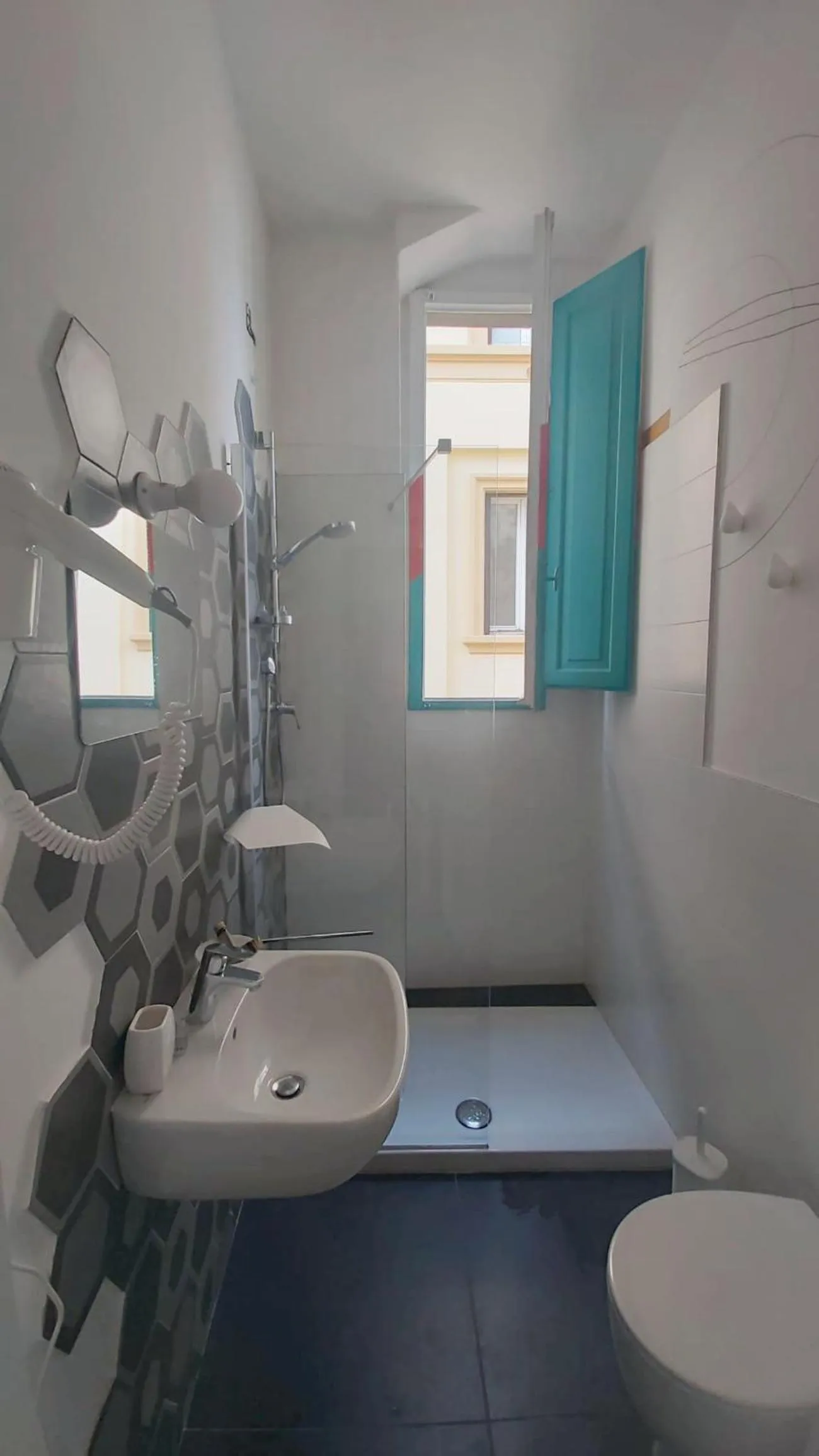 Shower in Street Art Inn Florence