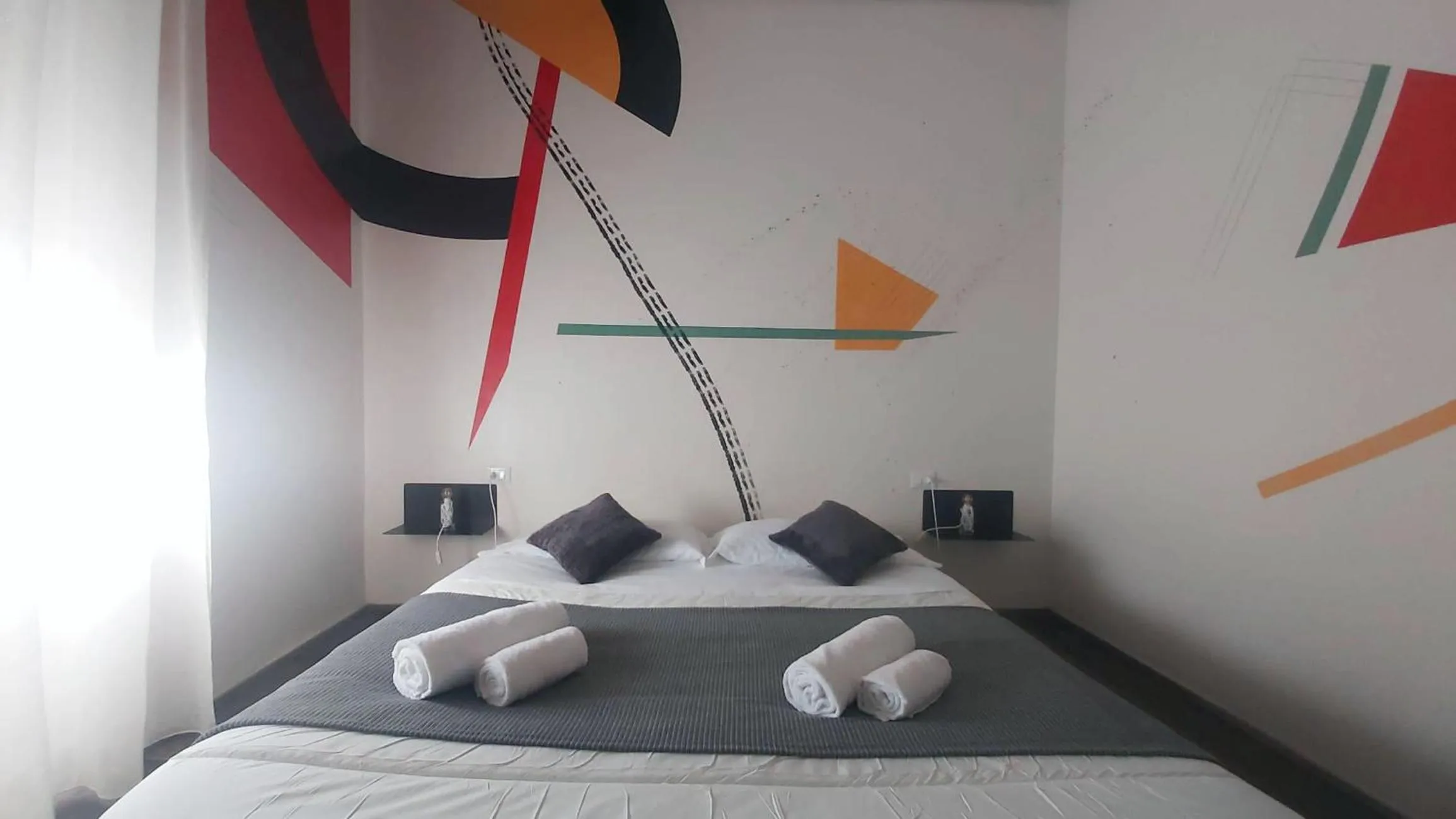 Bed in Street Art Inn Florence