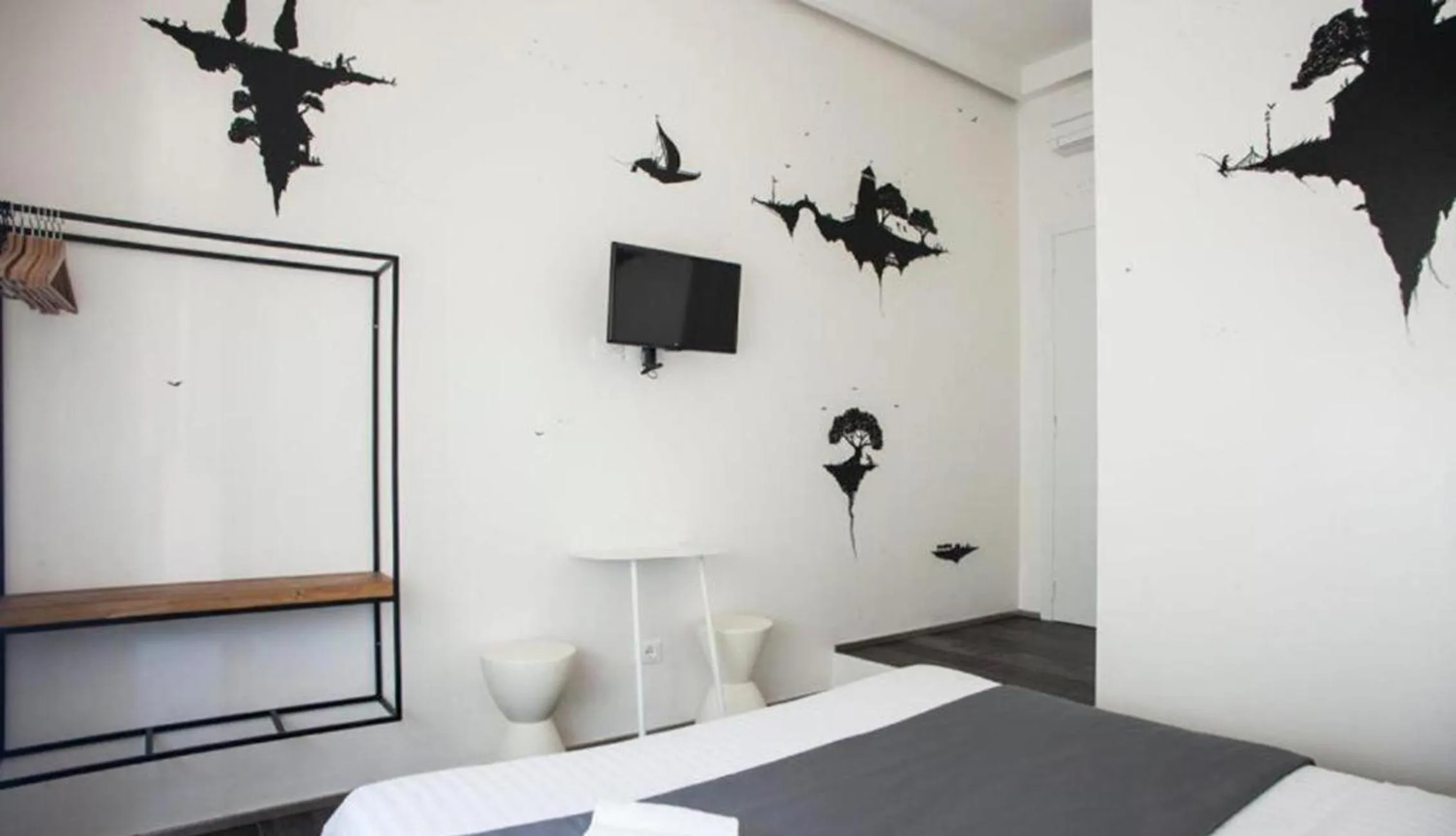 Bed in Street Art Inn Florence