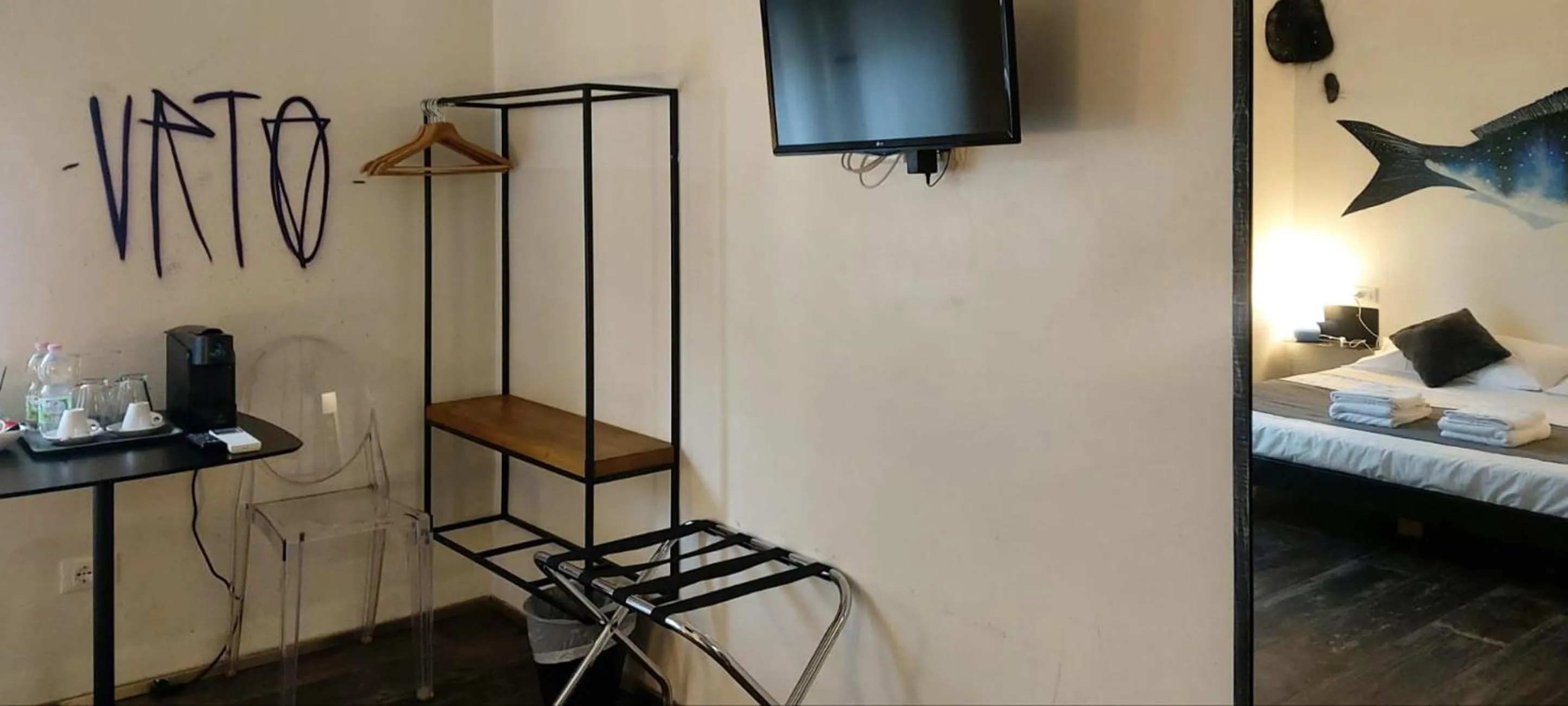 Bed in Street Art Inn Florence