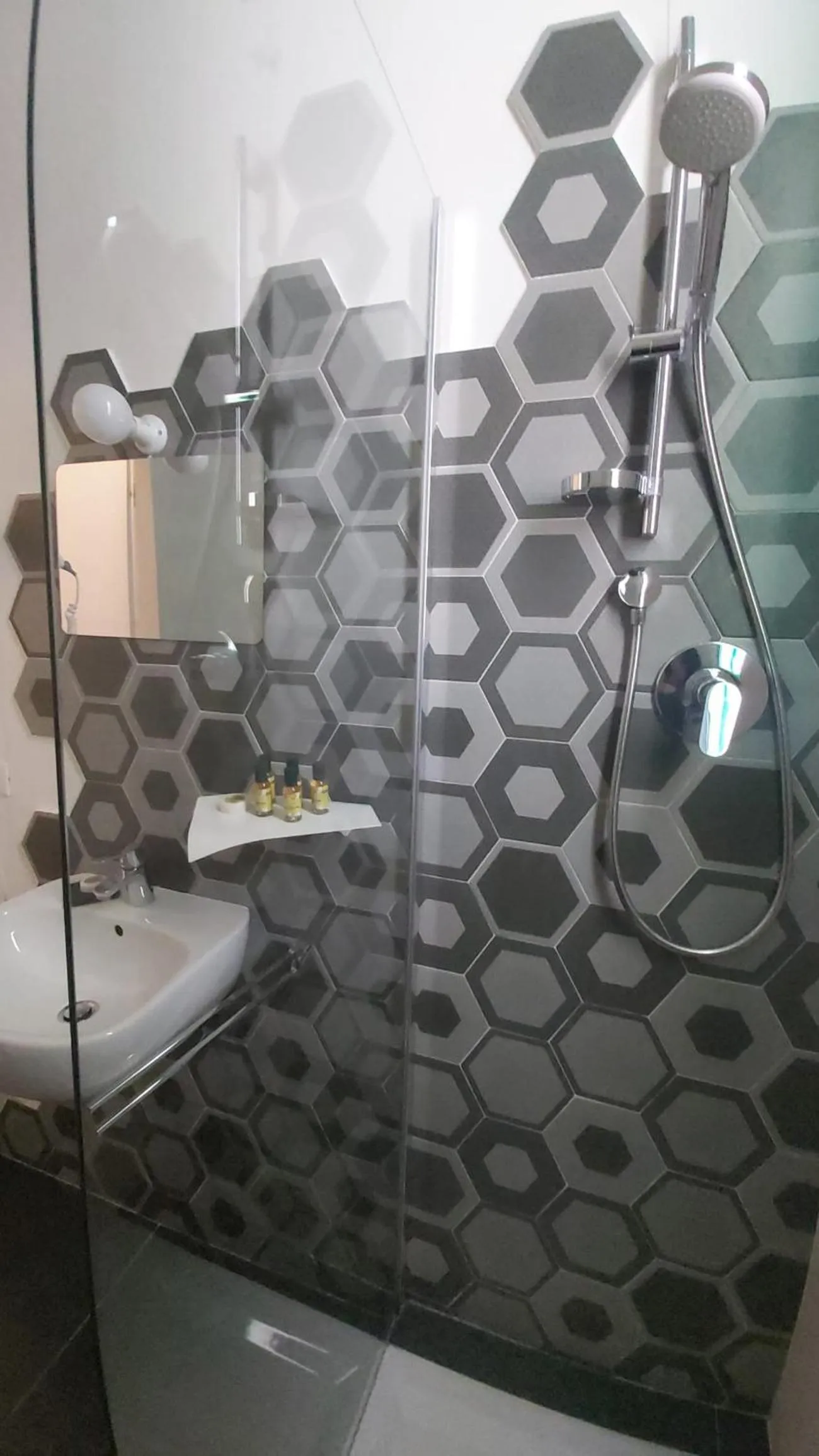 Shower in Street Art Inn Florence