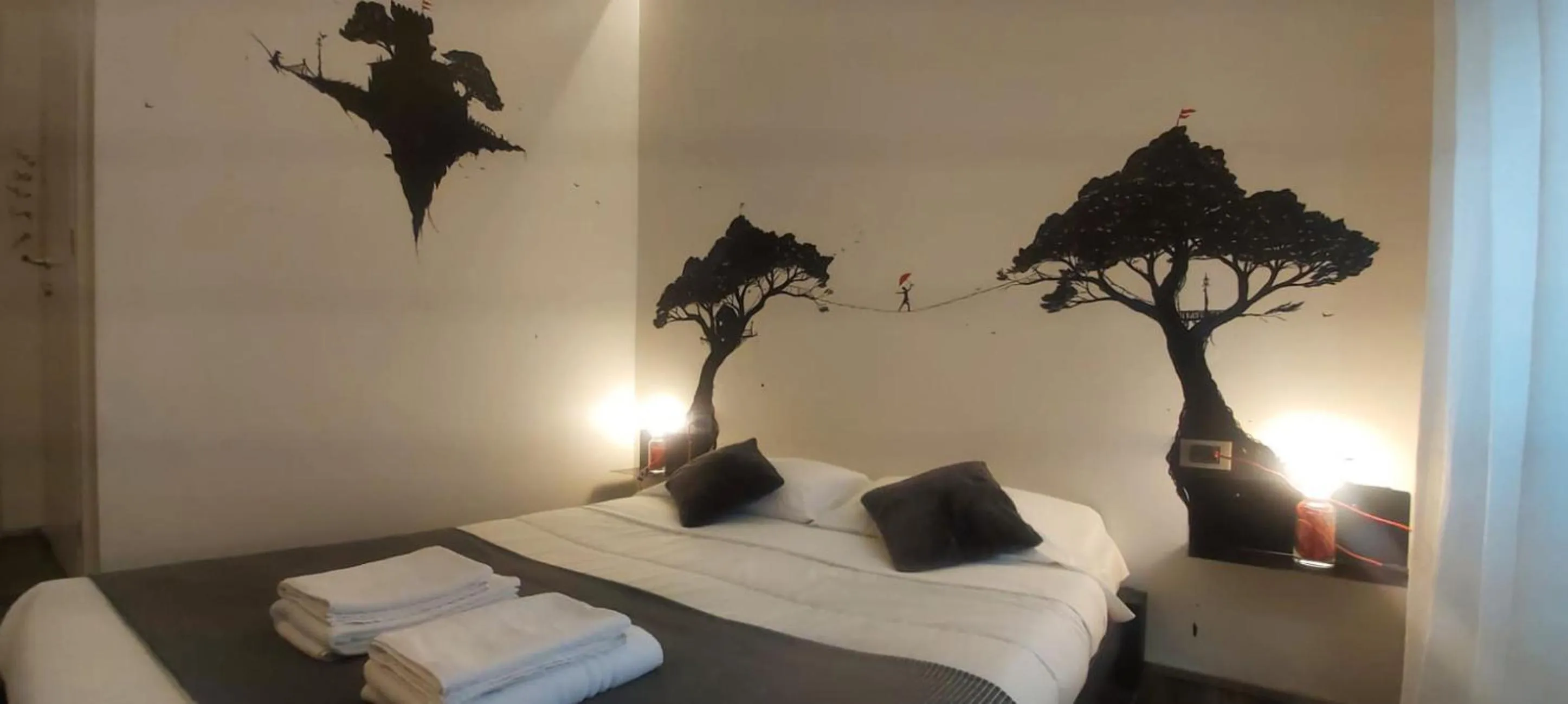 Bed in Street Art Inn Florence