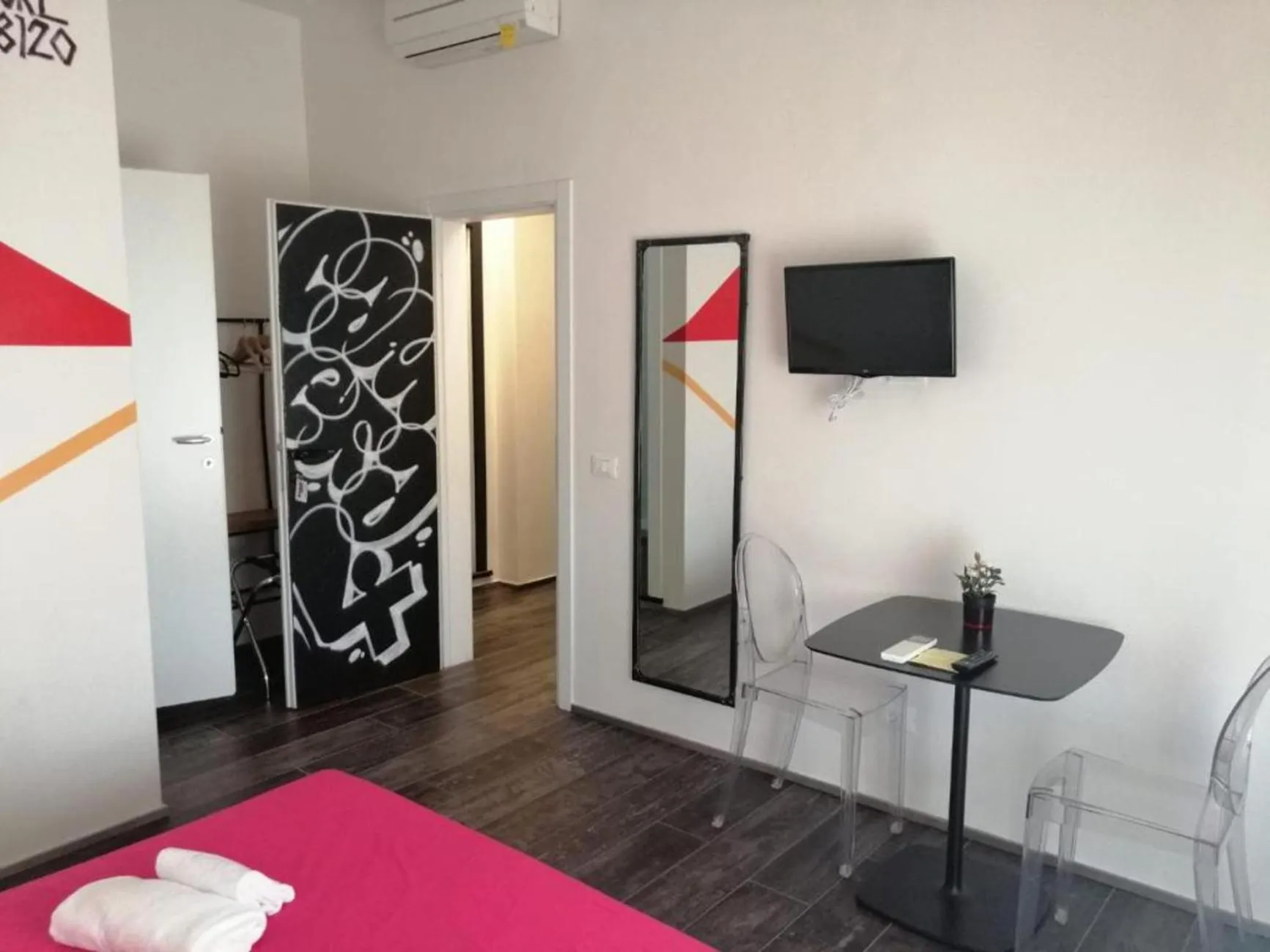 Bed in Street Art Inn Florence