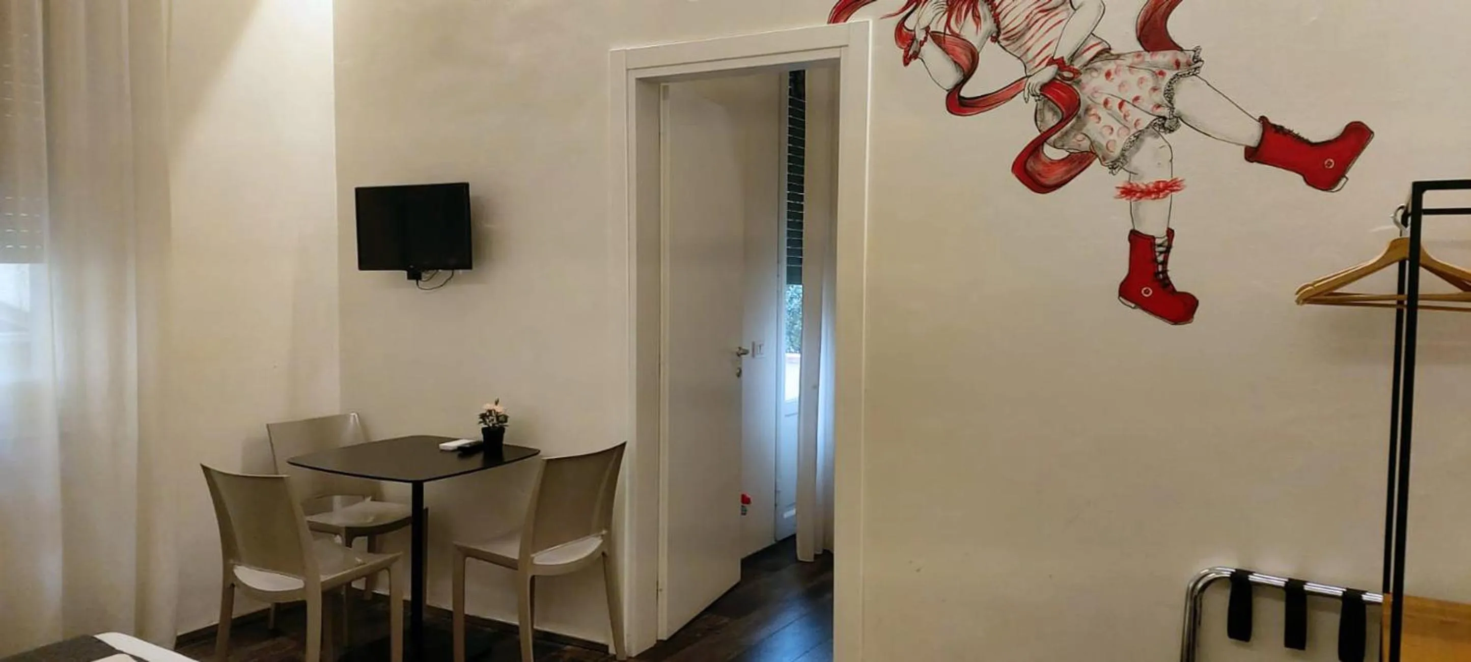 Bed in Street Art Inn Florence