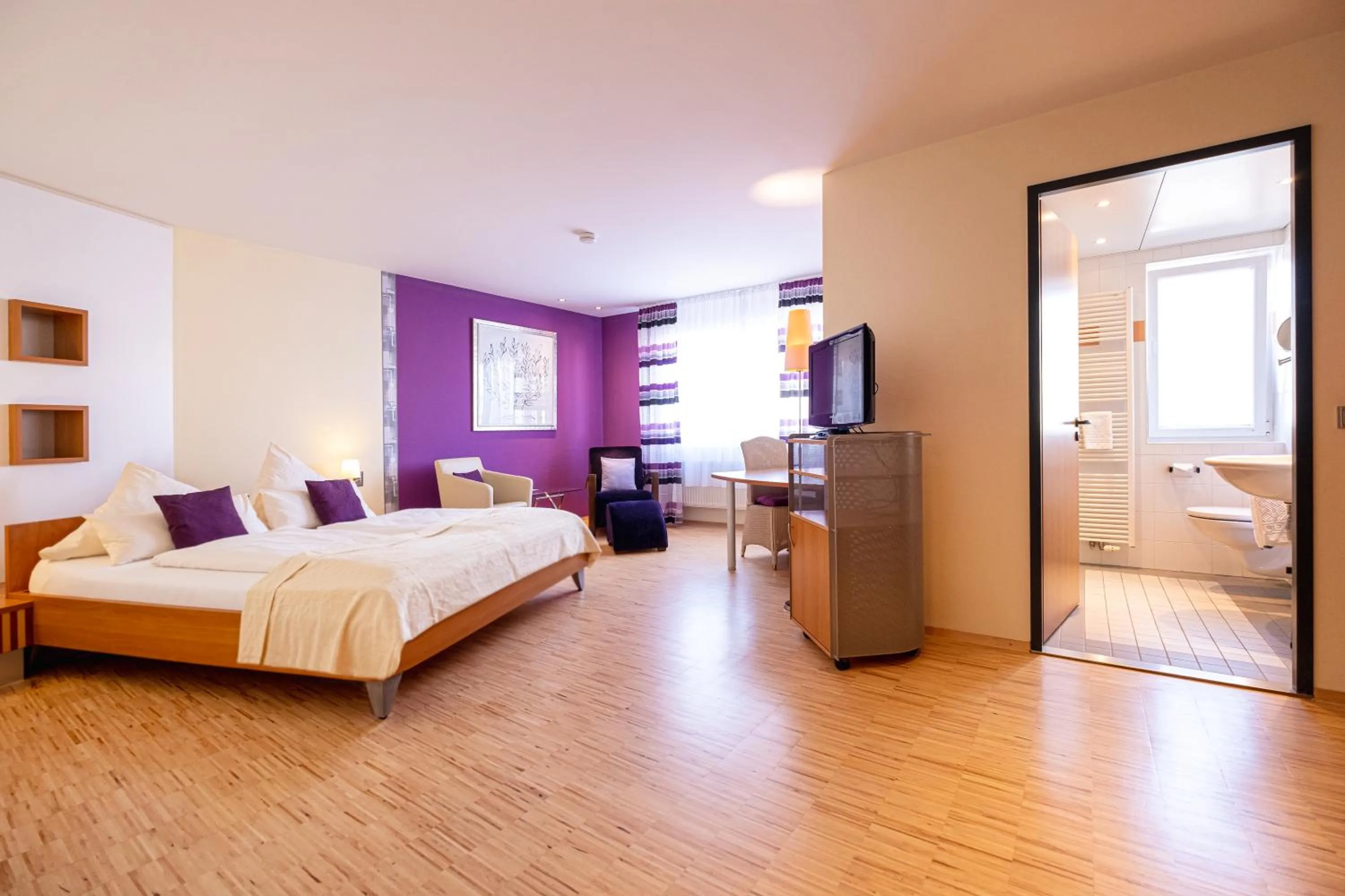 Bathroom, Bed in Hotel Am Froschbächel