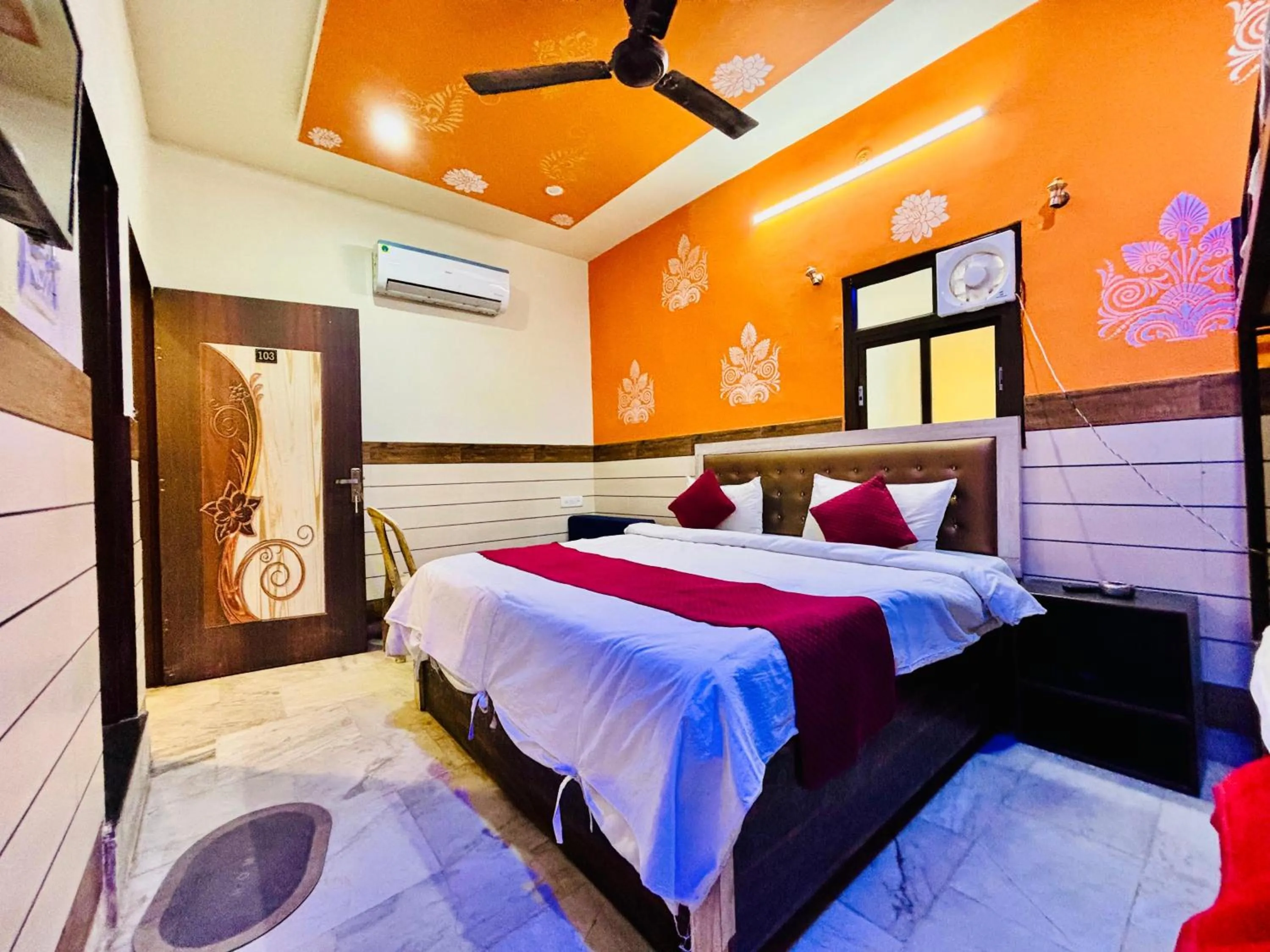 Bedroom, Bed in Hotel Royal Pinkcity