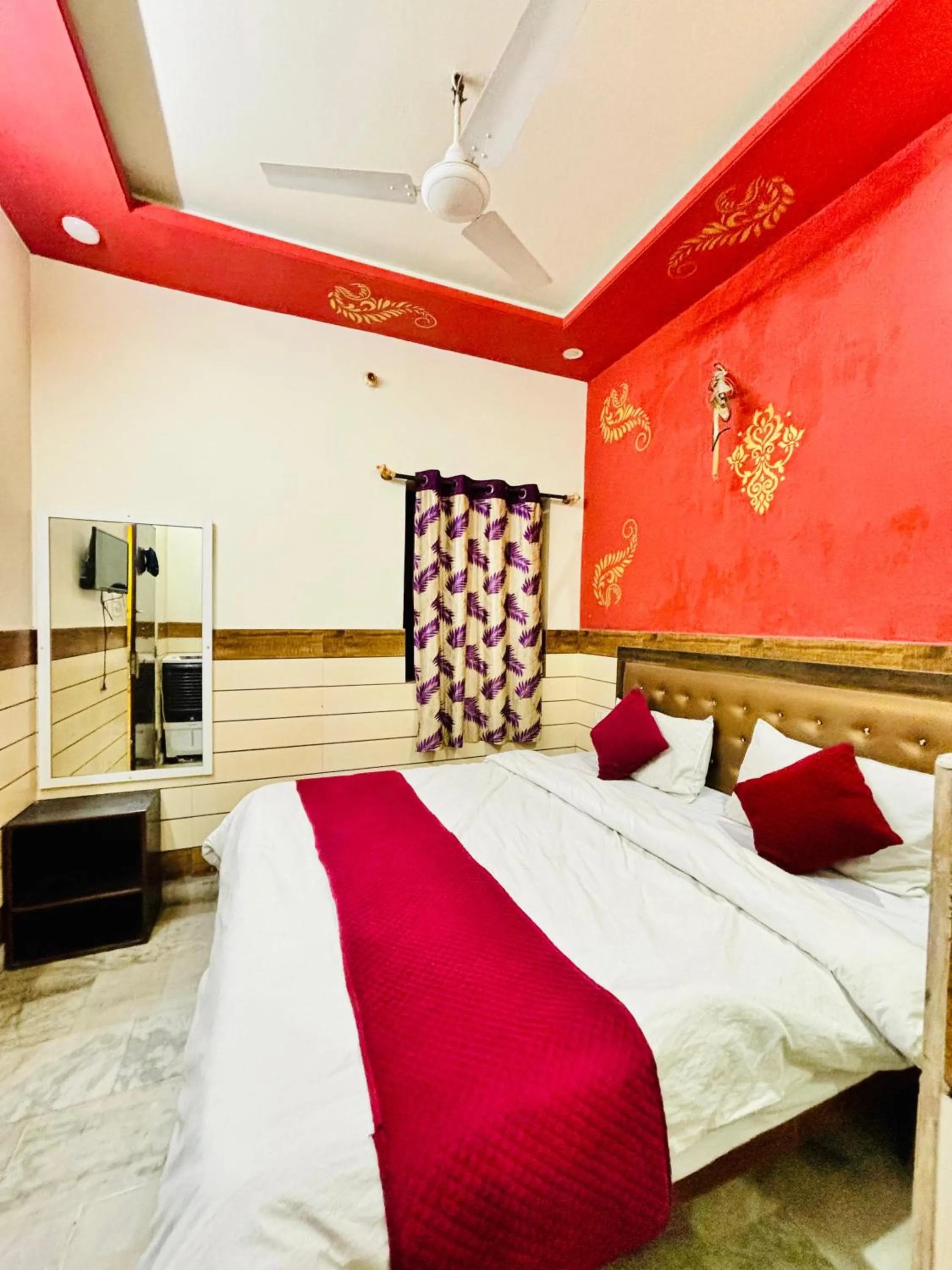 Bed in Hotel Royal Pinkcity