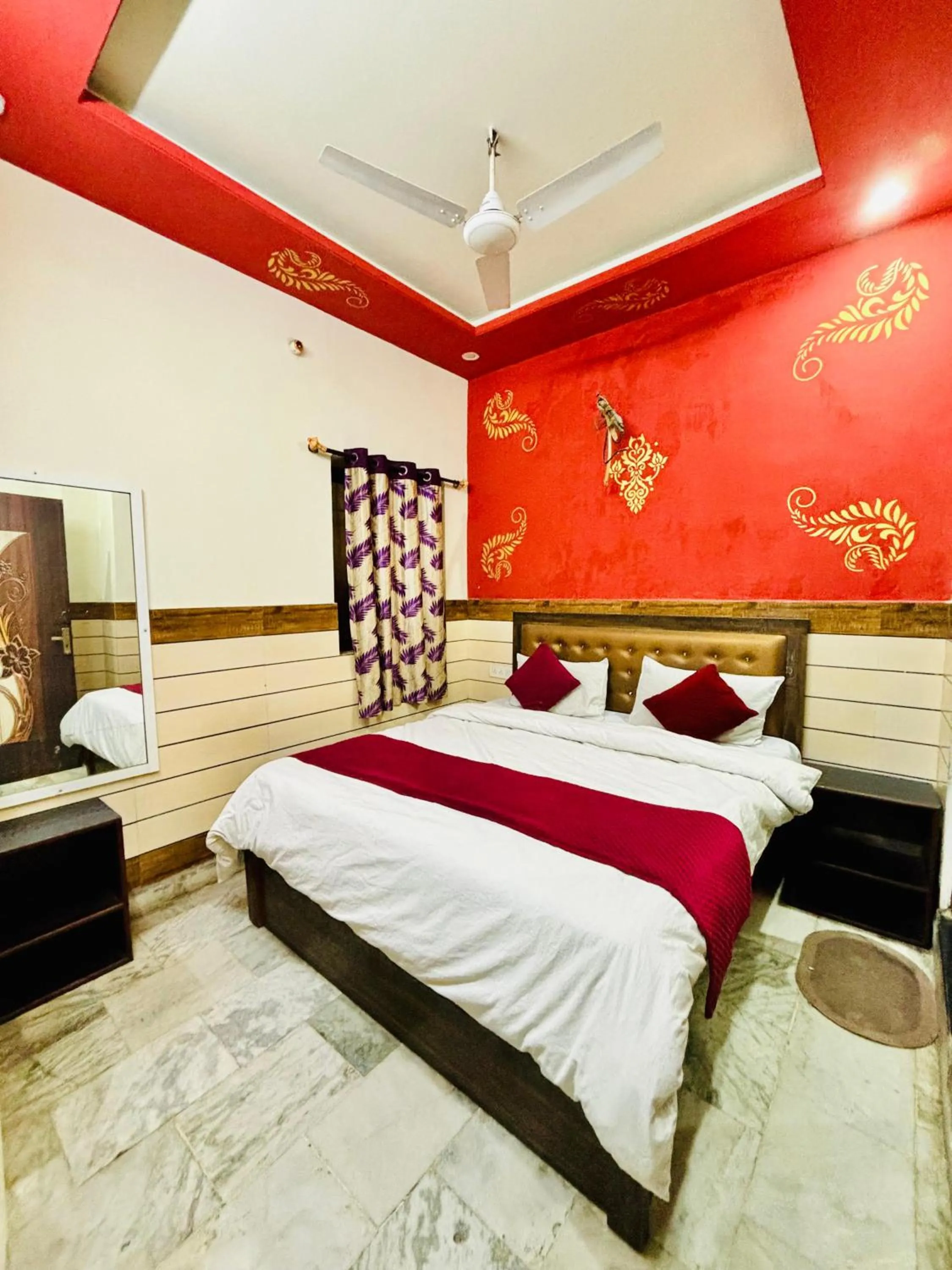 Bed in Hotel Royal Pinkcity