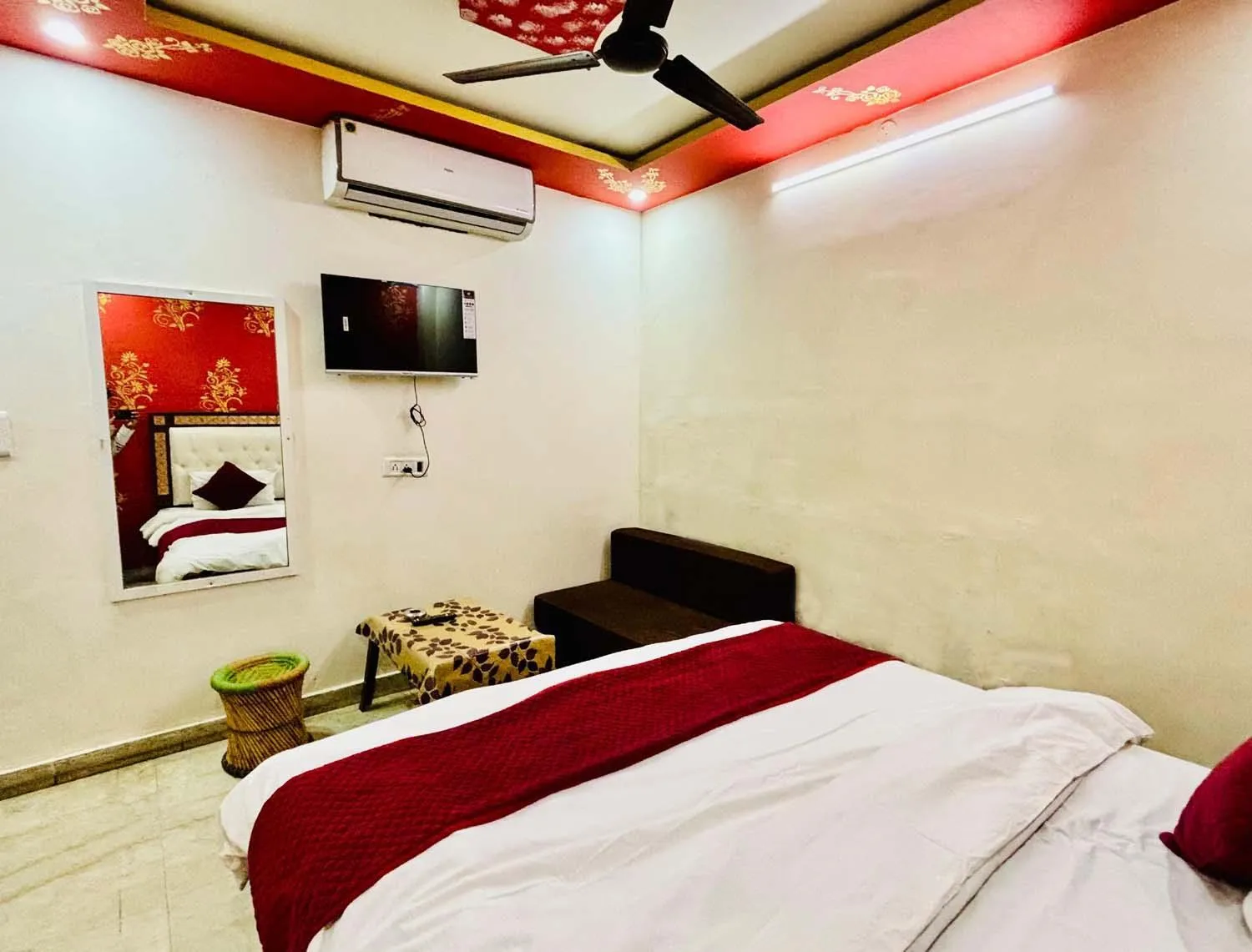 Bed in Hotel Royal Pinkcity