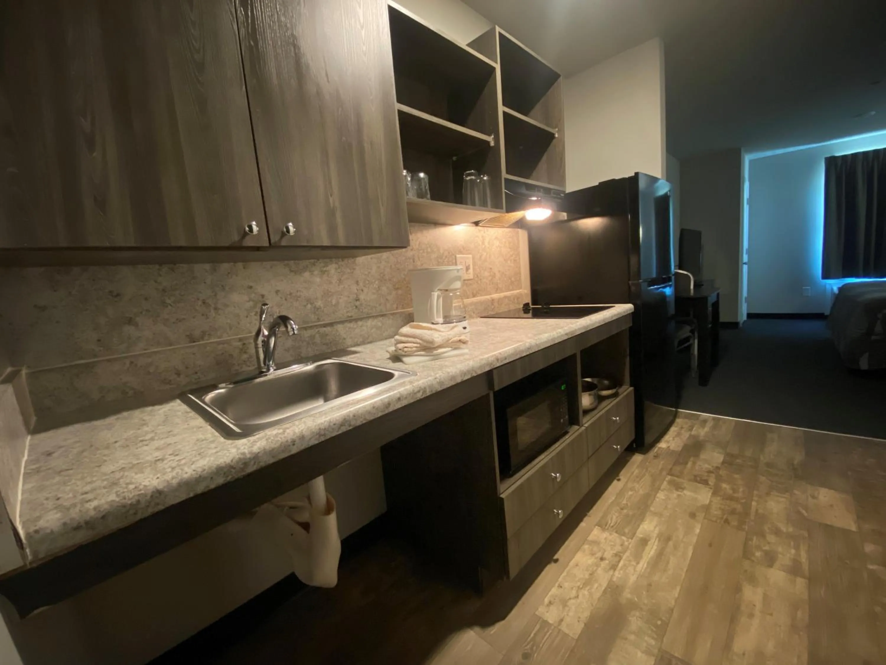 kitchen in Savannah Suites Atlanta Airport