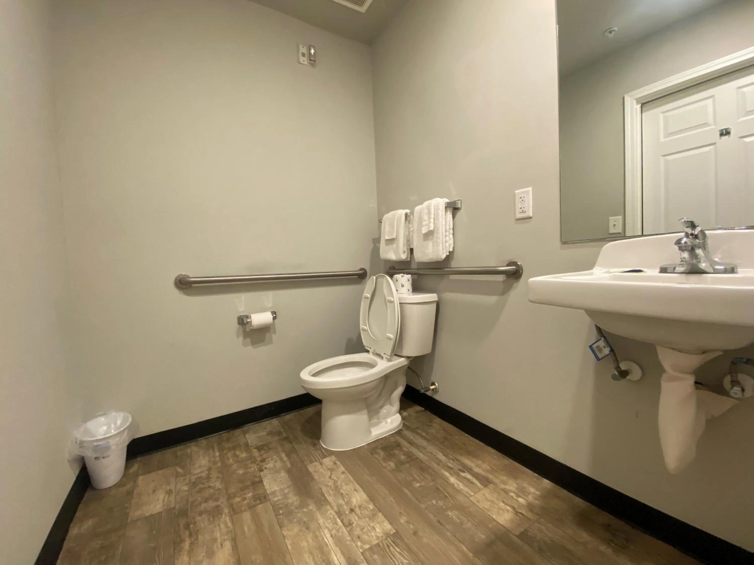 Bathroom in Savannah Suites Atlanta Airport