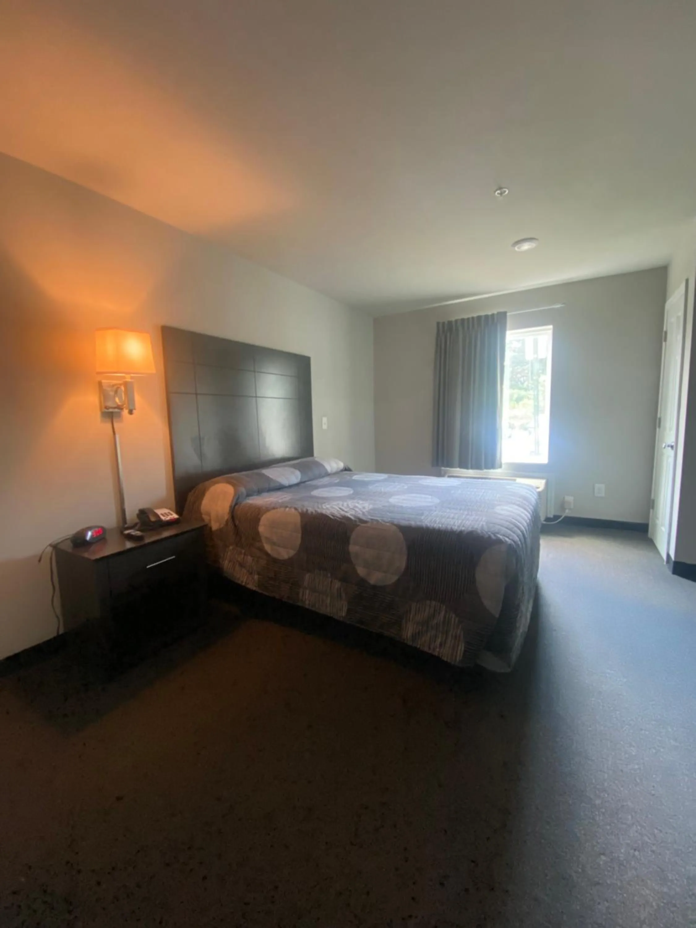 Bed in Savannah Suites Atlanta Airport