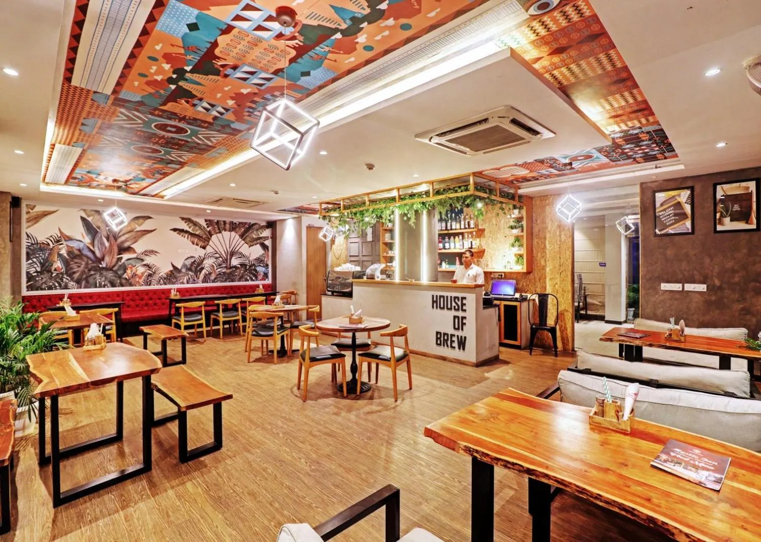 Restaurant/places to eat in Hotel Mystic Inn