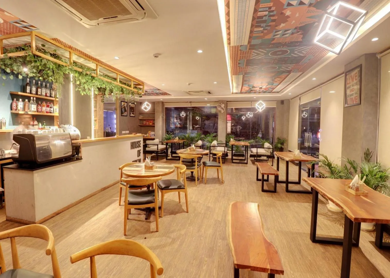 Restaurant/places to eat in Hotel Mystic Inn