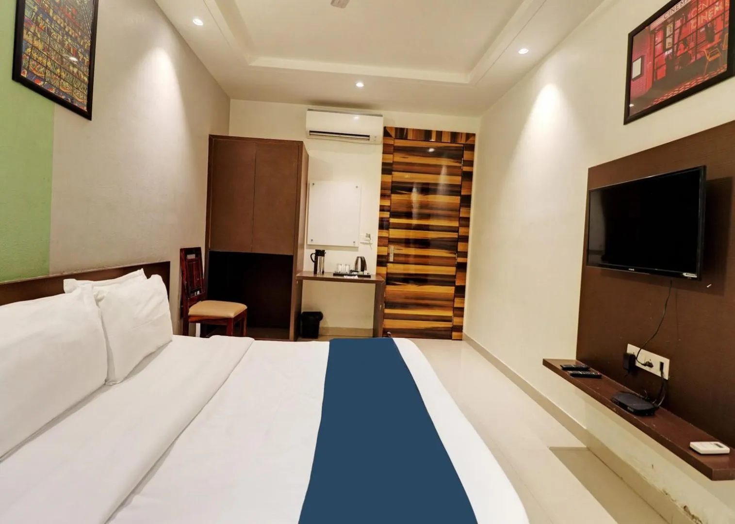 Bedroom, Bed in Hotel Mystic Inn