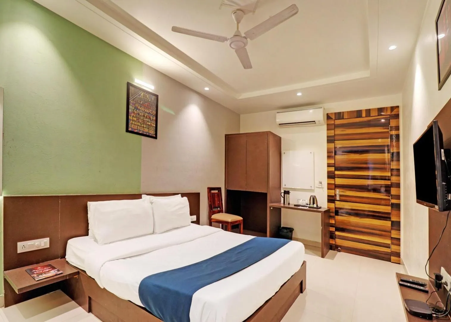 Photo of the whole room, Bed in Hotel Mystic Inn