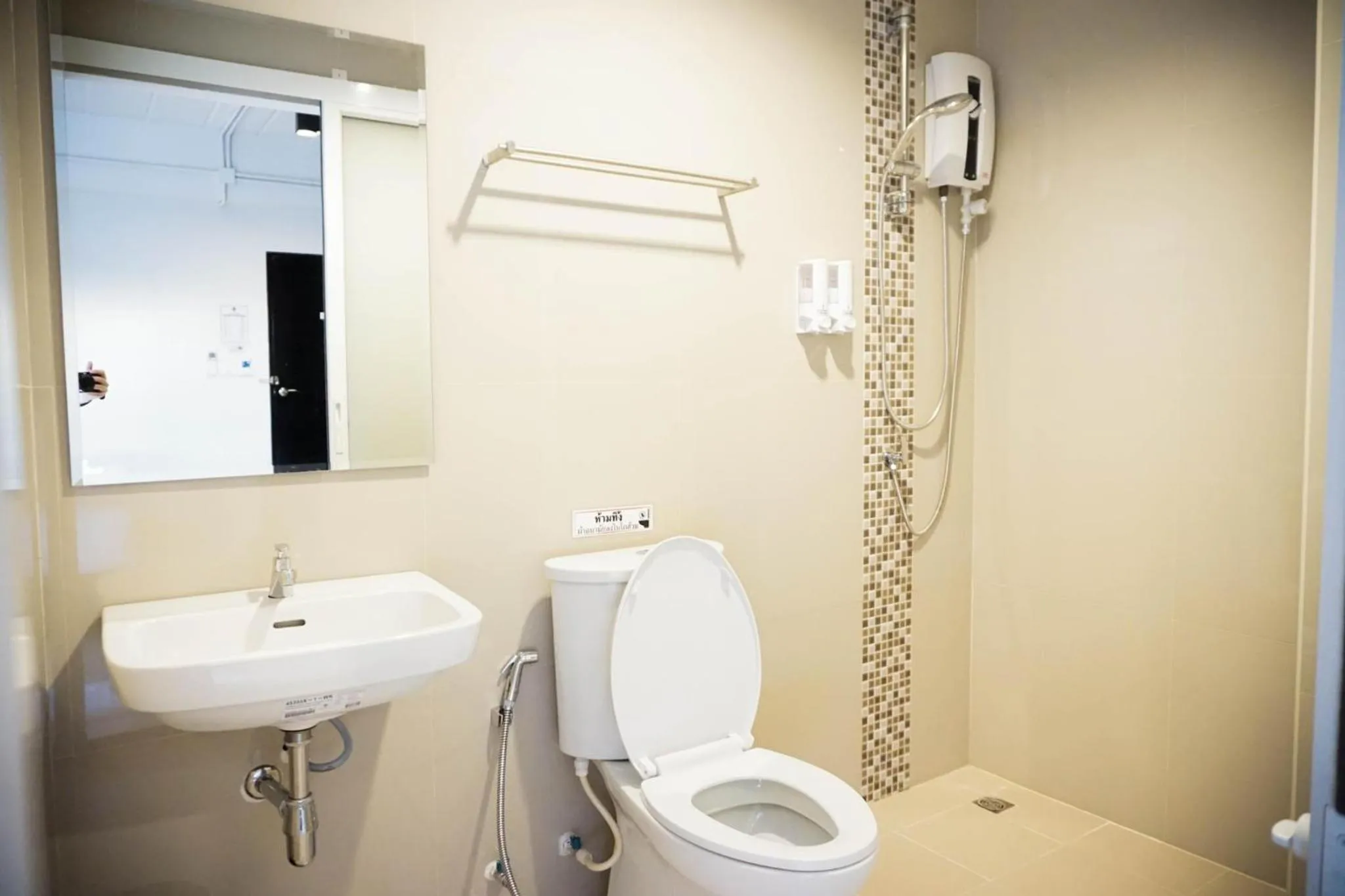 Shower in B-Black Hotel Chonburi