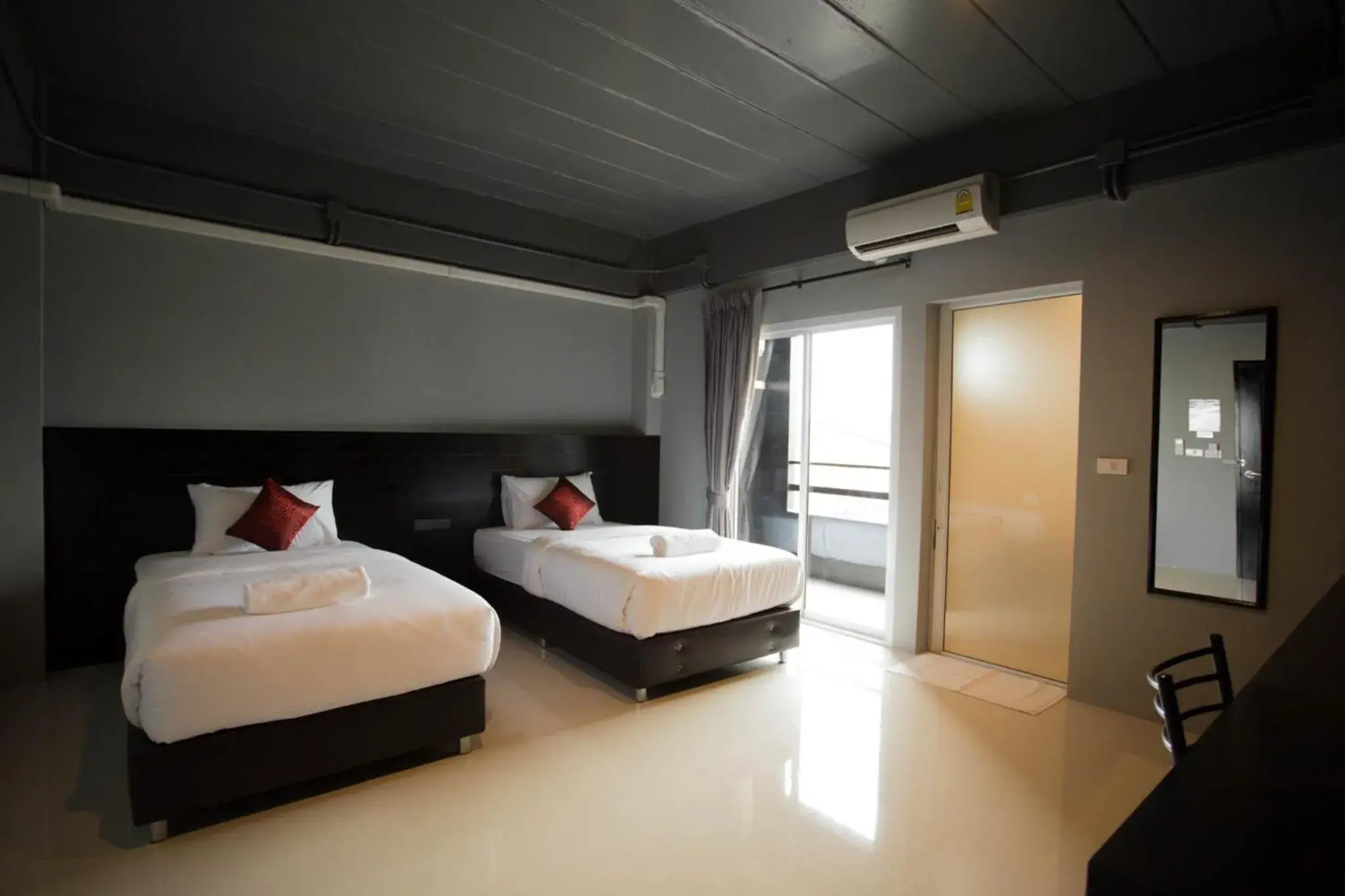 Deluxe Twin Room in B-Black Hotel Chonburi Deluxe Twin Room in B-Black Hotel Chonburi