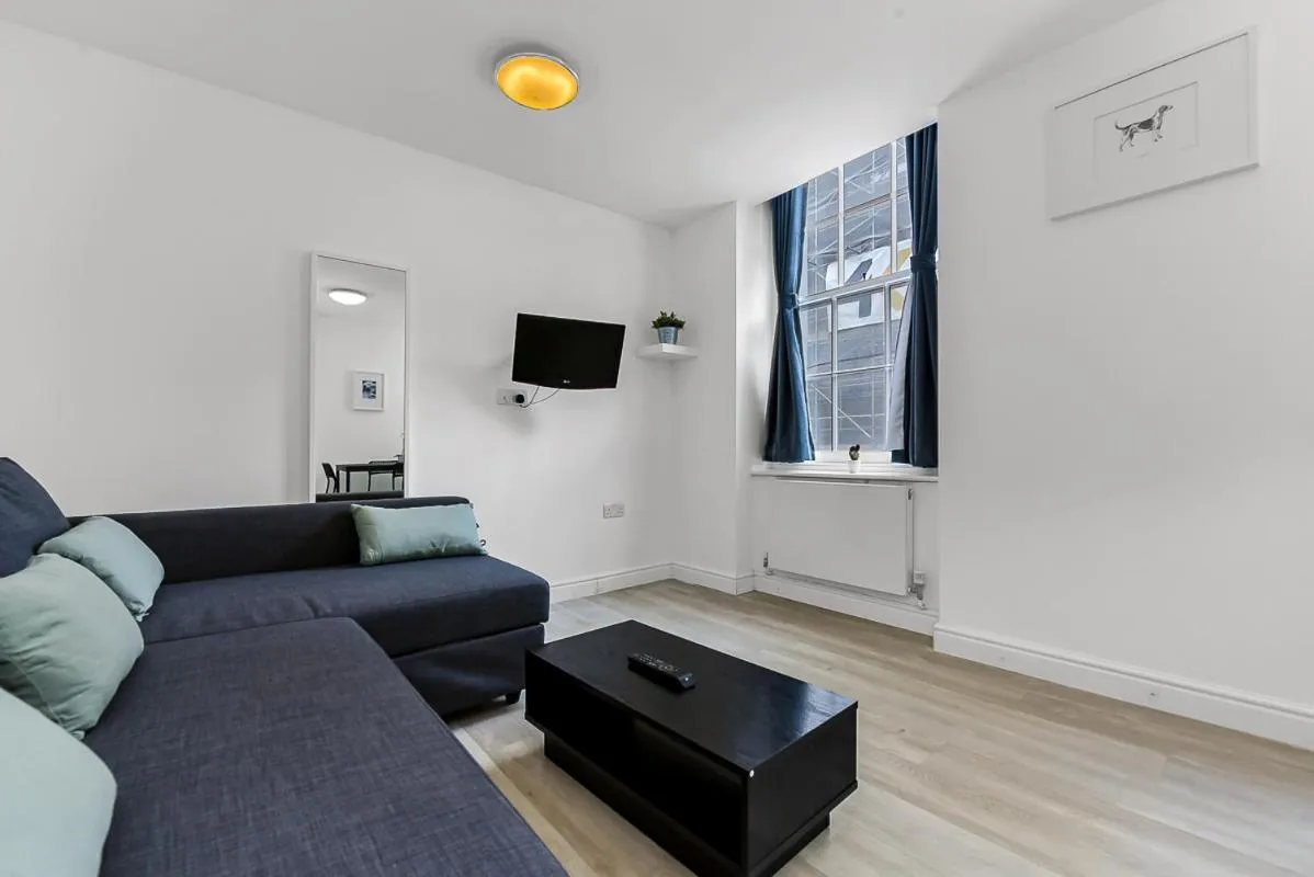 TV and multimedia in Charlotte Street Rooms by News Hotel