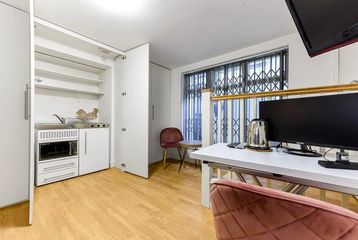 Kitchen or kitchenette in Charlotte Street Rooms by News Hotel