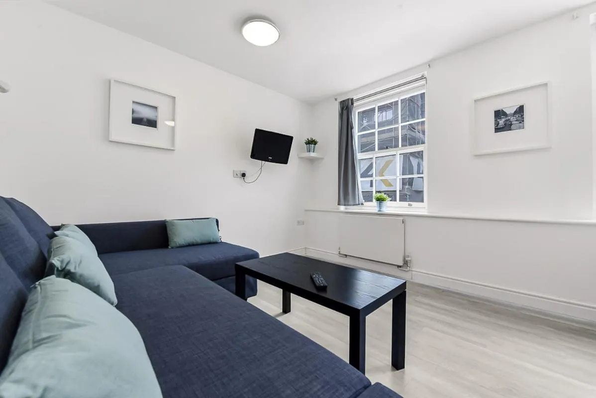TV and multimedia in Charlotte Street Rooms by News Hotel