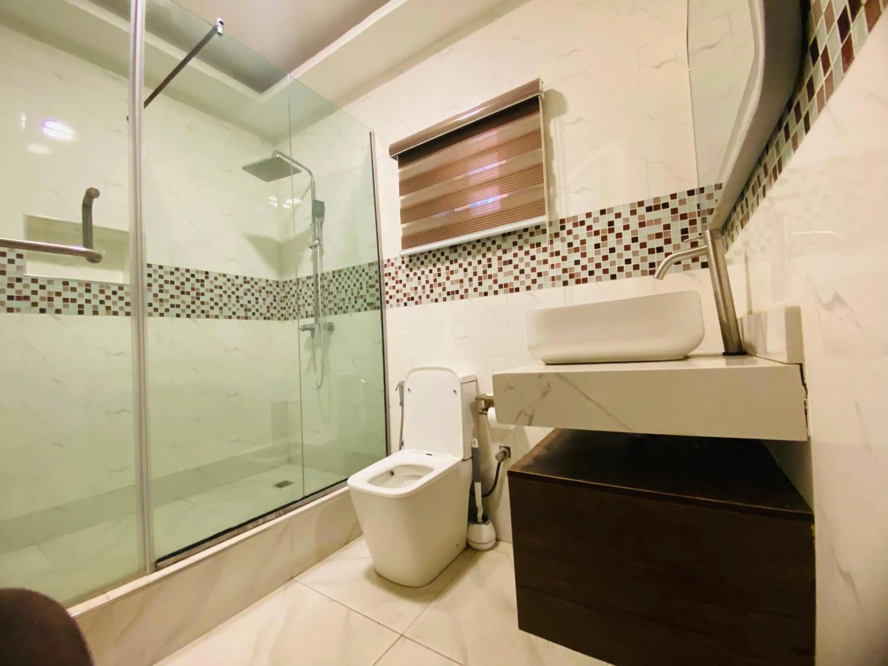 Shower in Presken Hotel Victoria Island, Bishop Oluwole