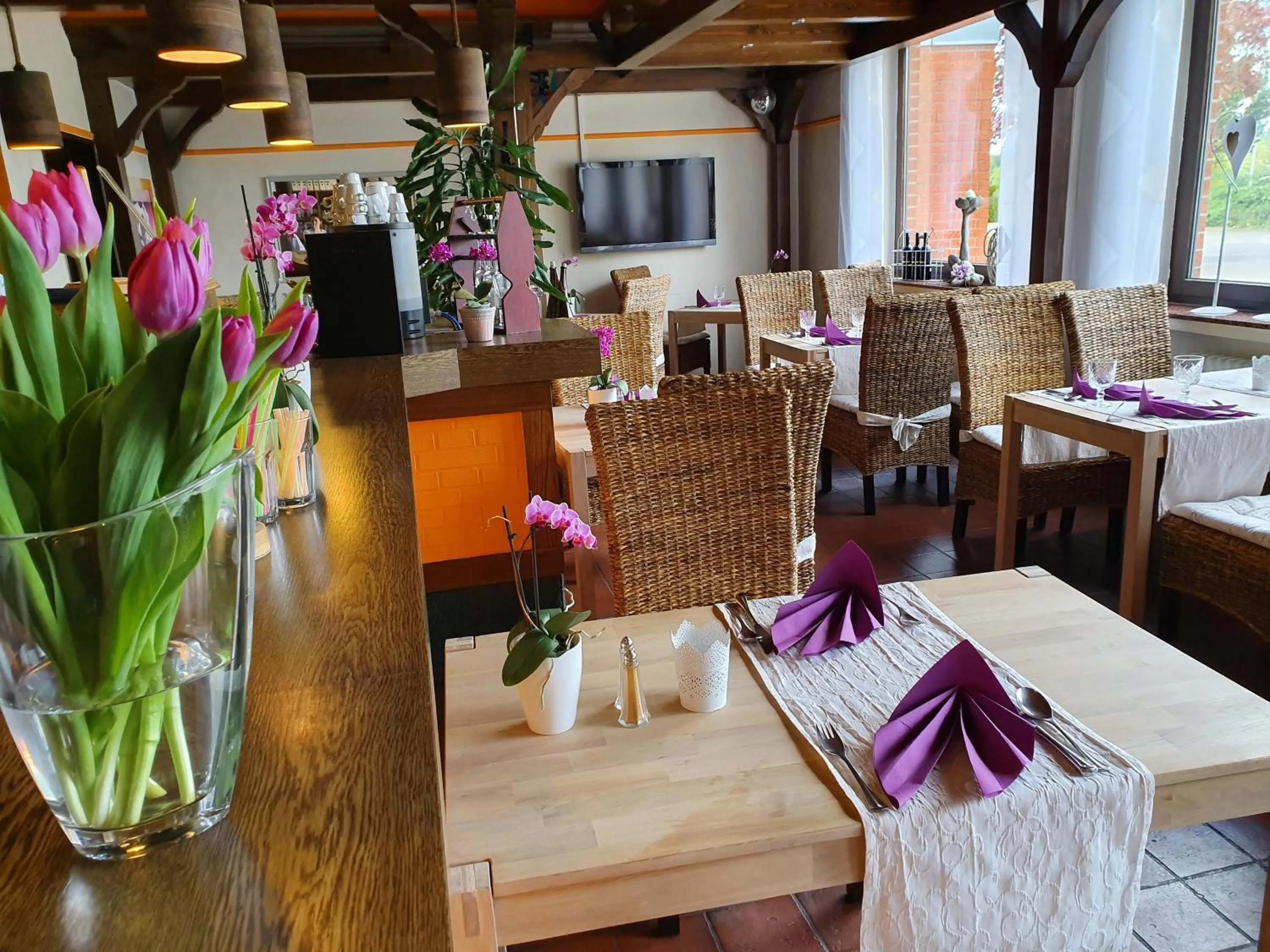 Restaurant/places to eat in B SIX Hotel