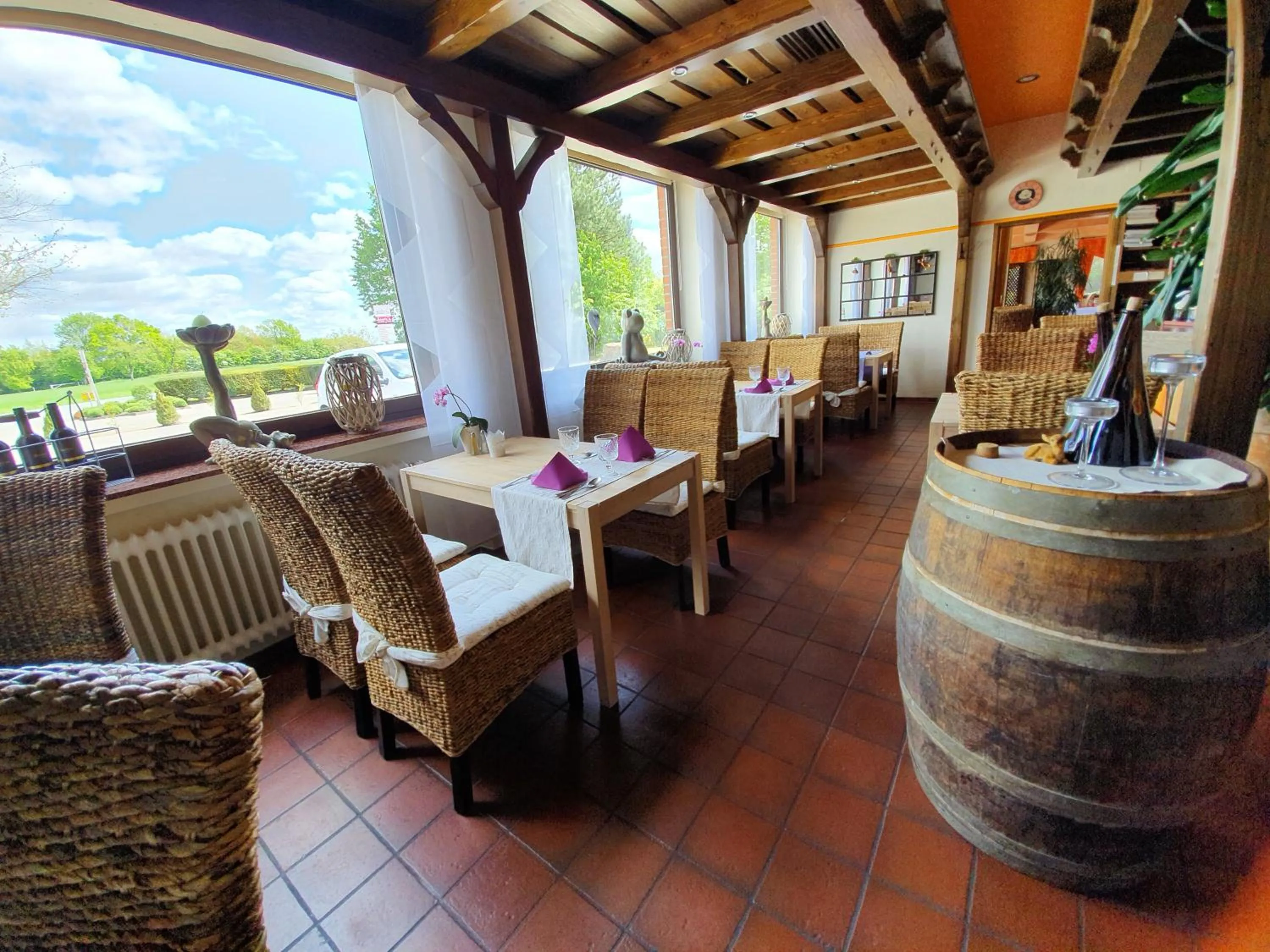 Restaurant/places to eat in B SIX Hotel