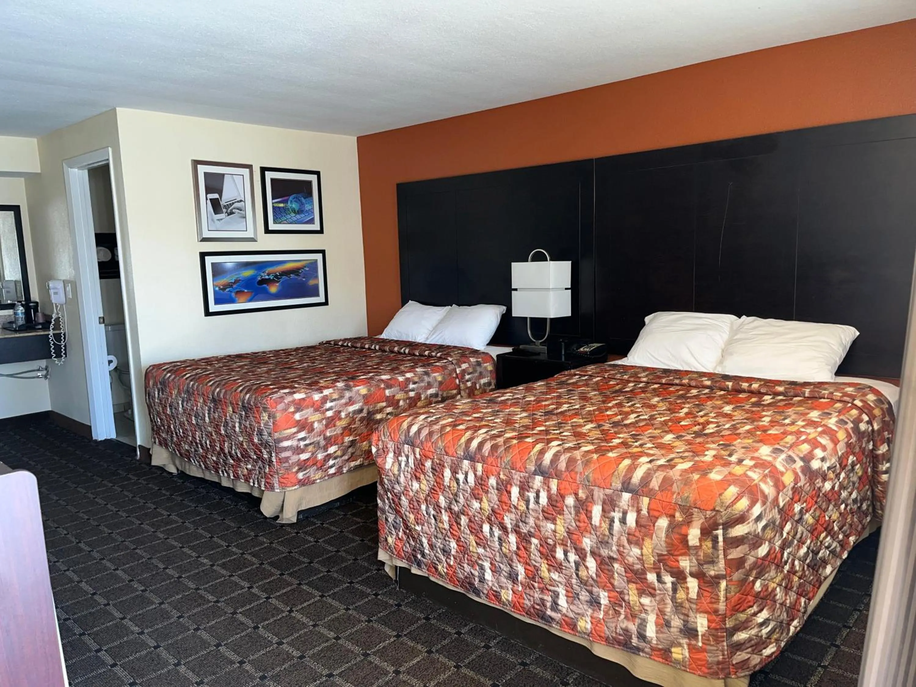 Bed in Oregon Trail Inn and Suites