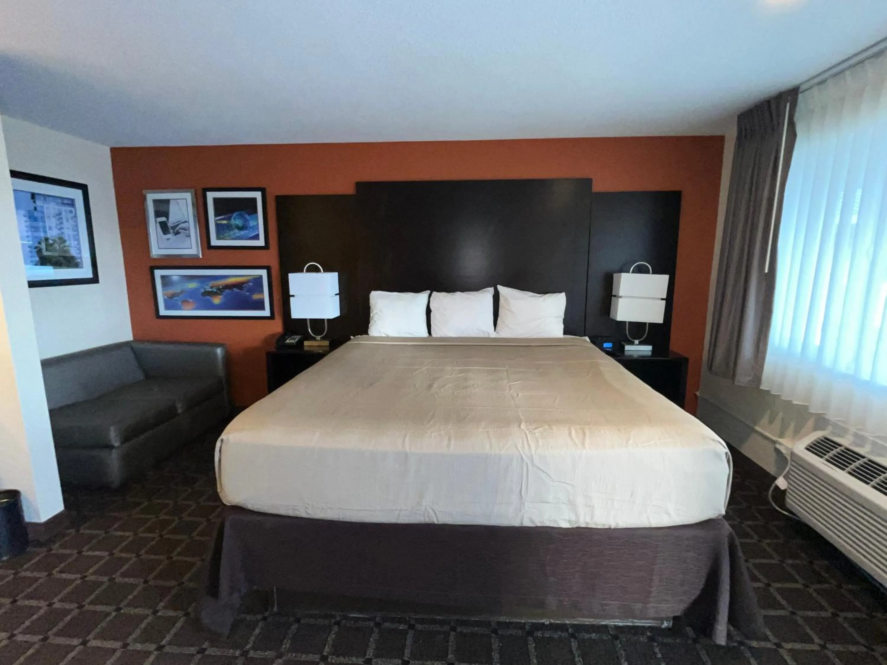 Bed in Oregon Trail Inn and Suites