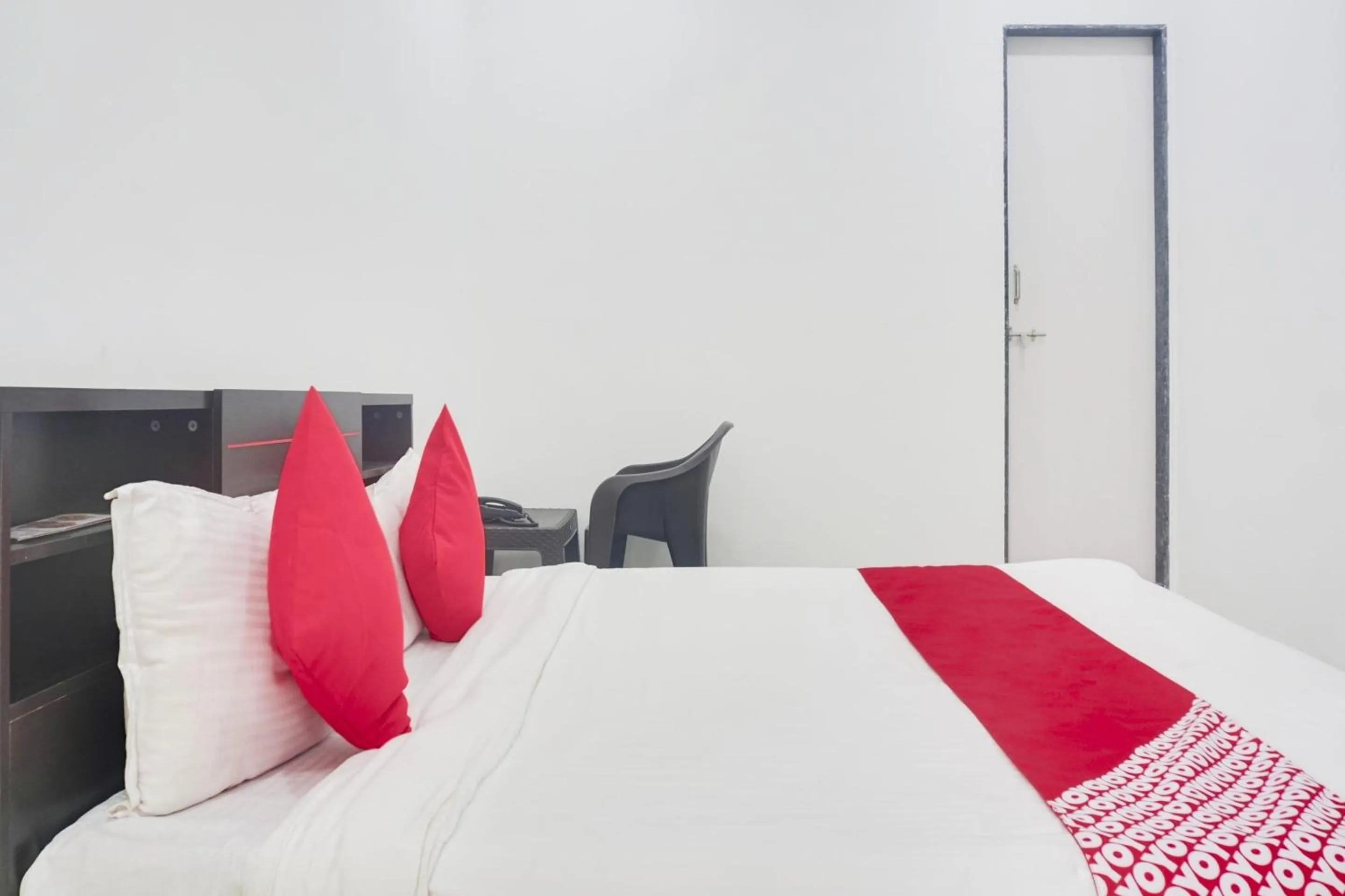 Facade/entrance, Bed in Hotel O Shanaya Inn