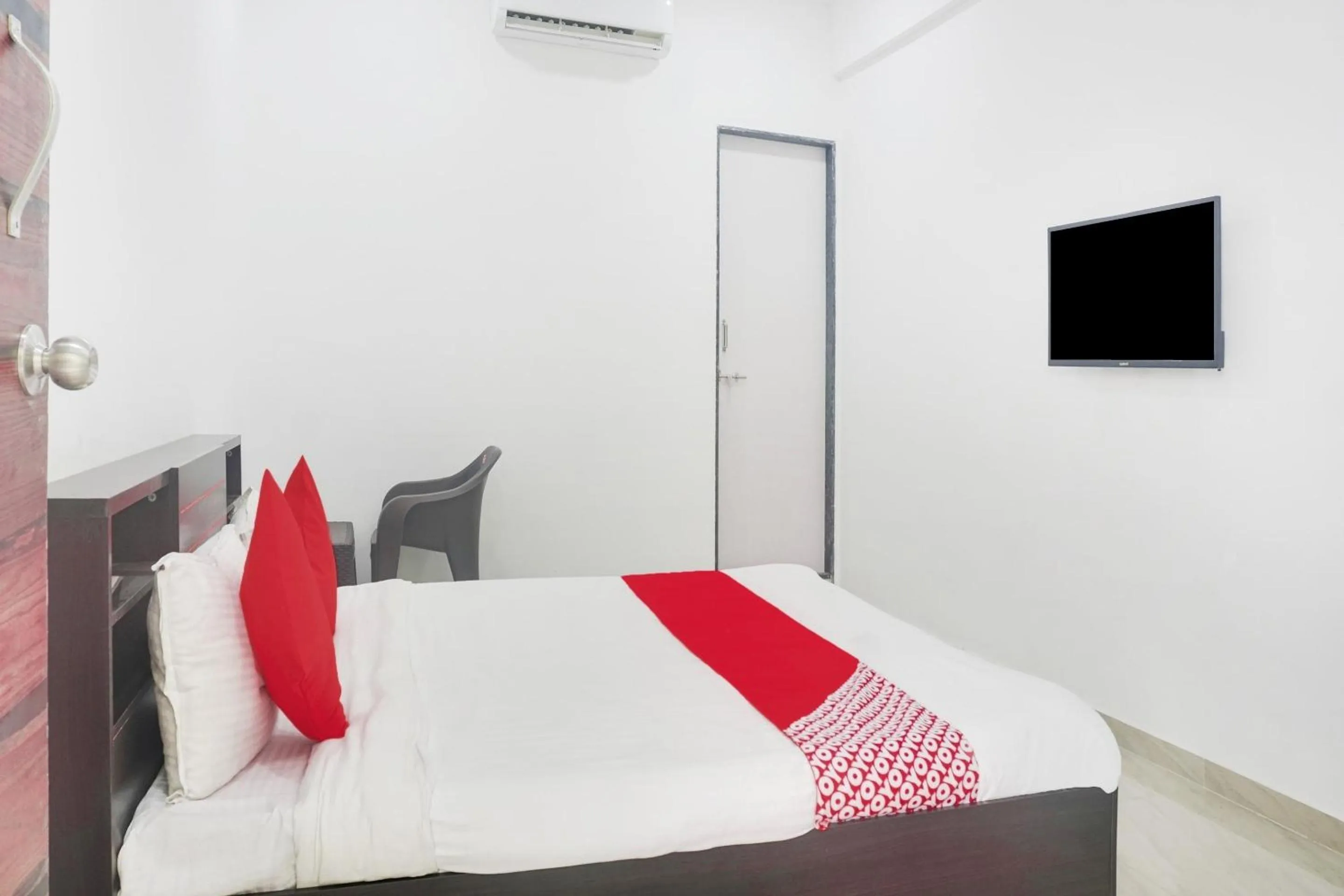 Bedroom, Bed in Hotel O Shanaya Inn