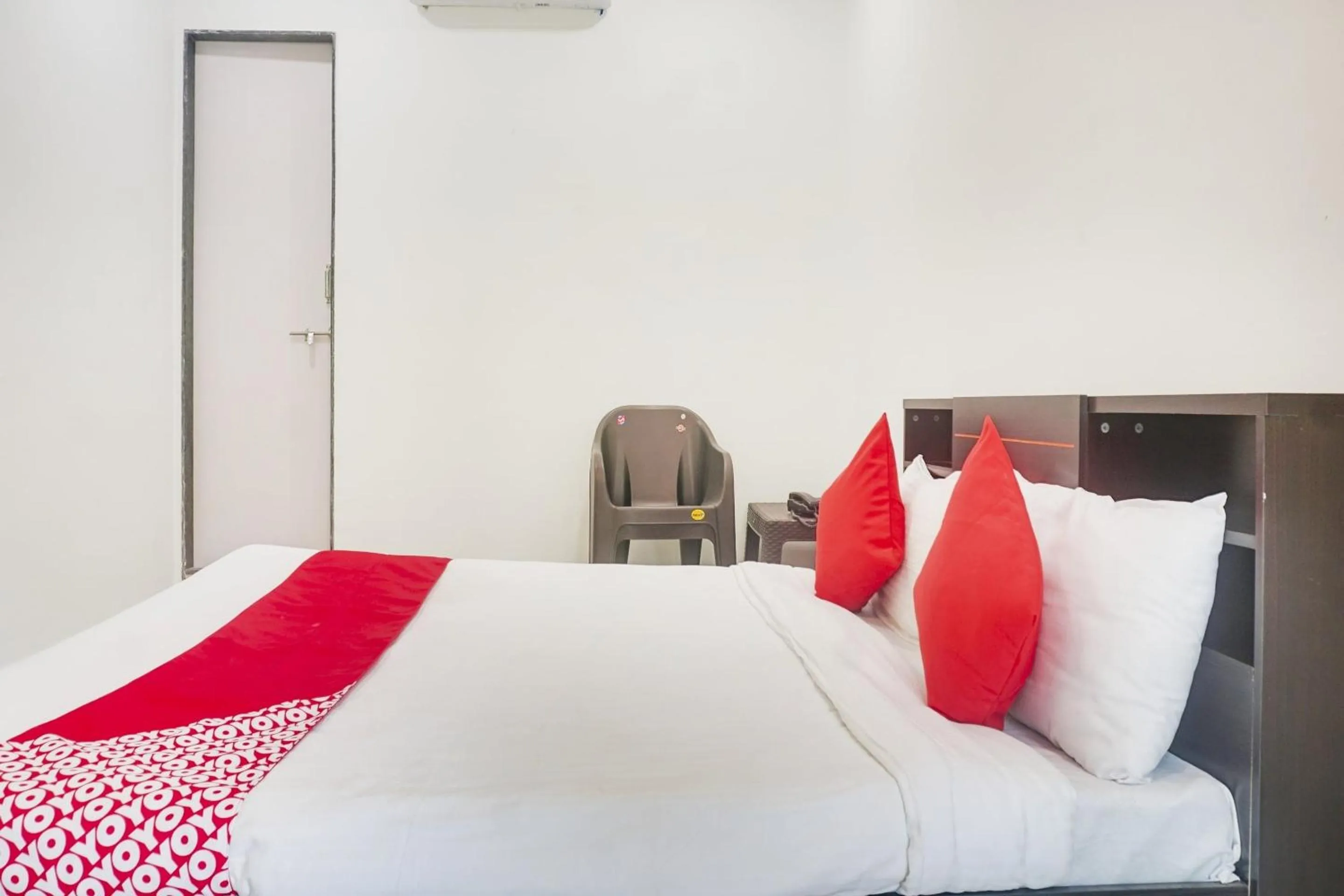 Facade/entrance, Bed in Hotel O Shanaya Inn