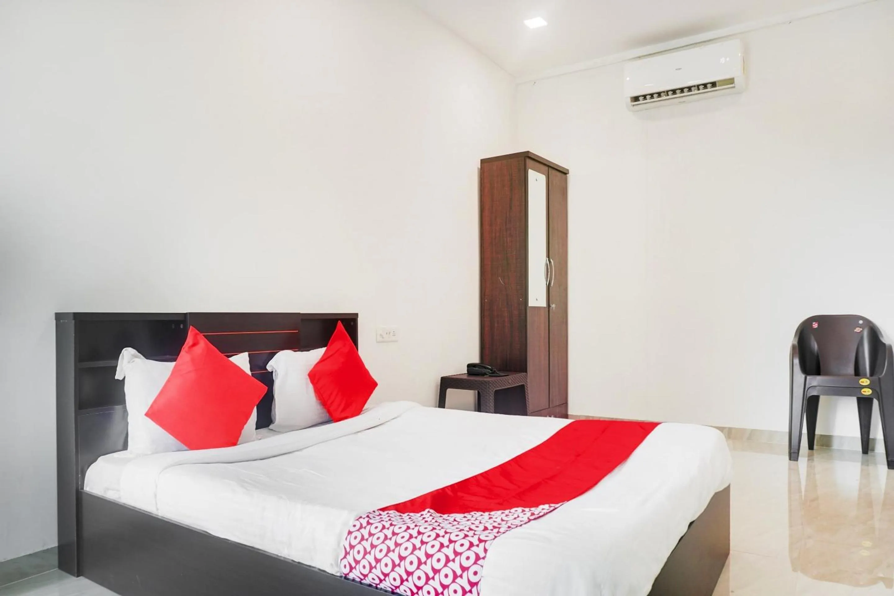 Bedroom, Bed in Hotel O Shanaya Inn