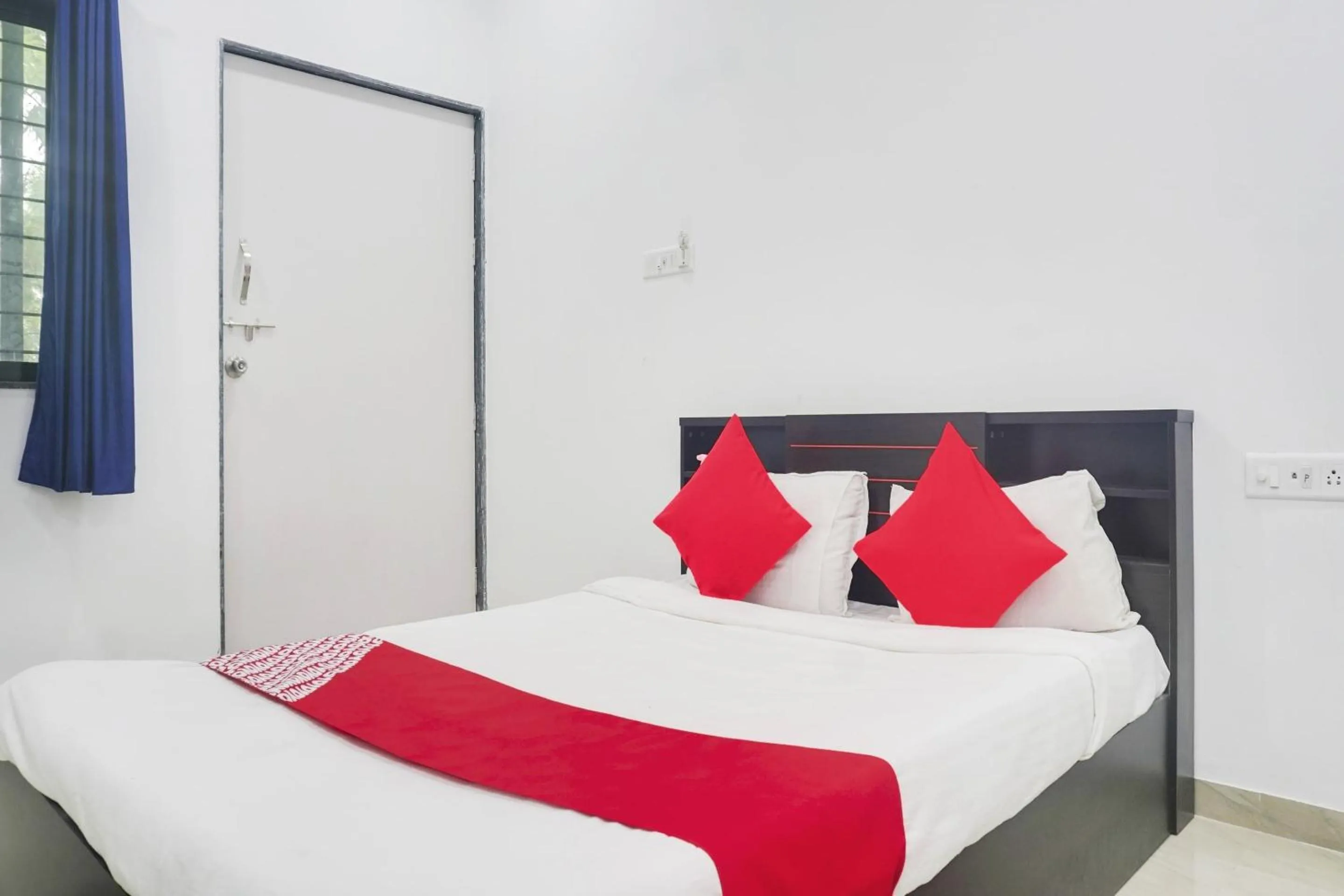 Bedroom, Bed in Hotel O Shanaya Inn