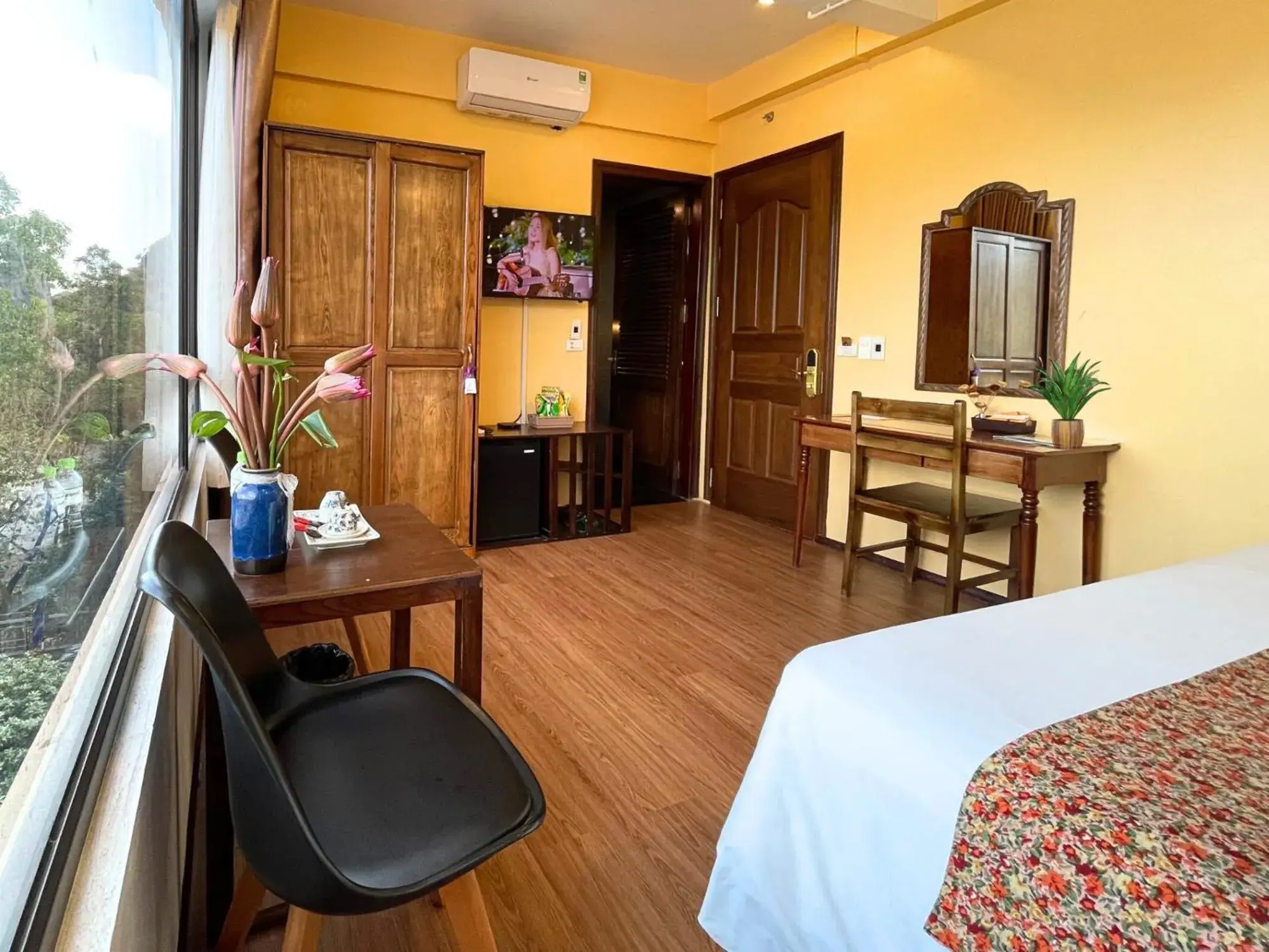 Superior Double or Twin Room with Mountain View in Tam Coc Lion Kings Hotel & Resort Superior Double or Twin Room with Mountain View in Tam Coc Lion Kings Hotel & Resort