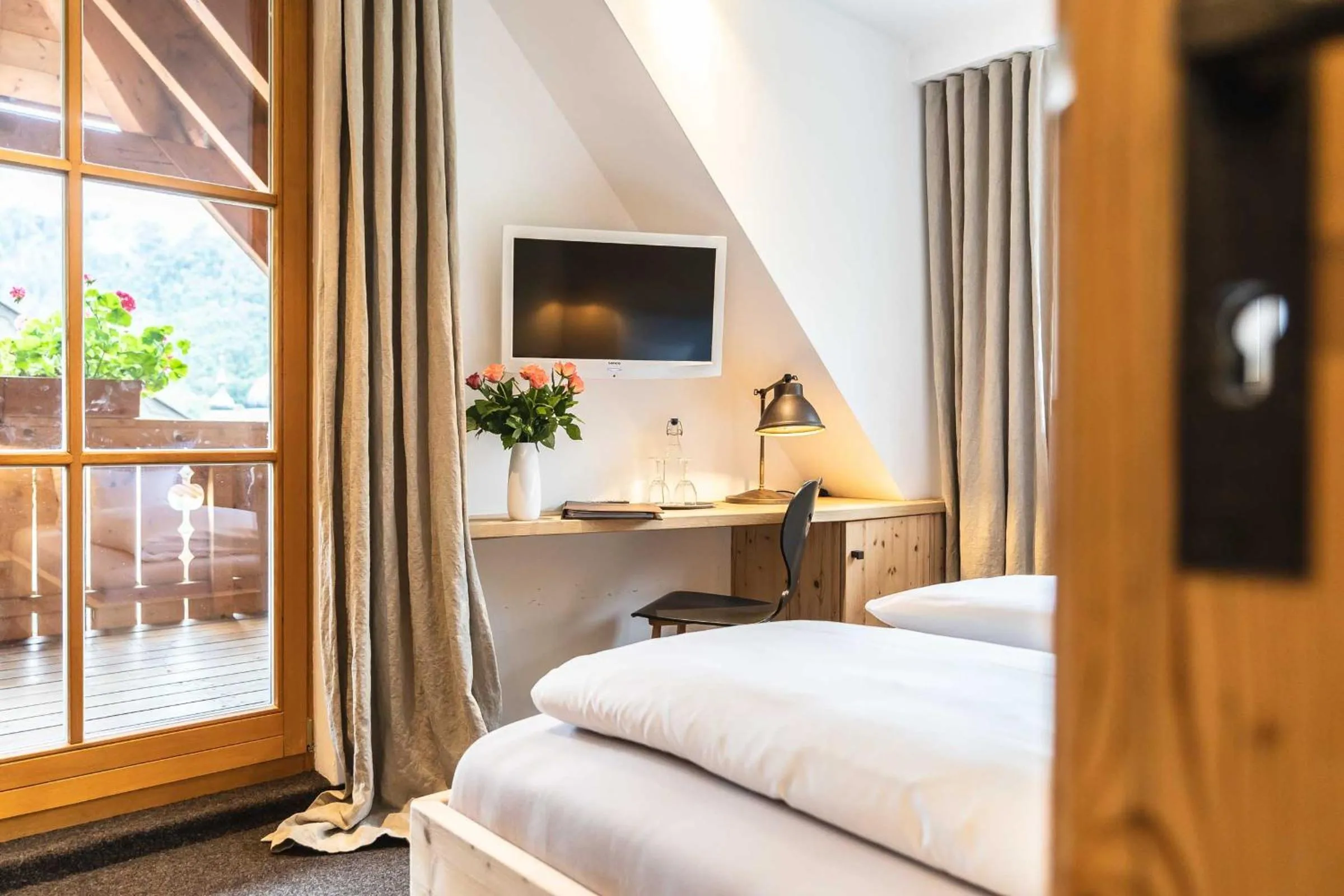 Balcony/Terrace, Bed in Hotel Blaue Gams ***S