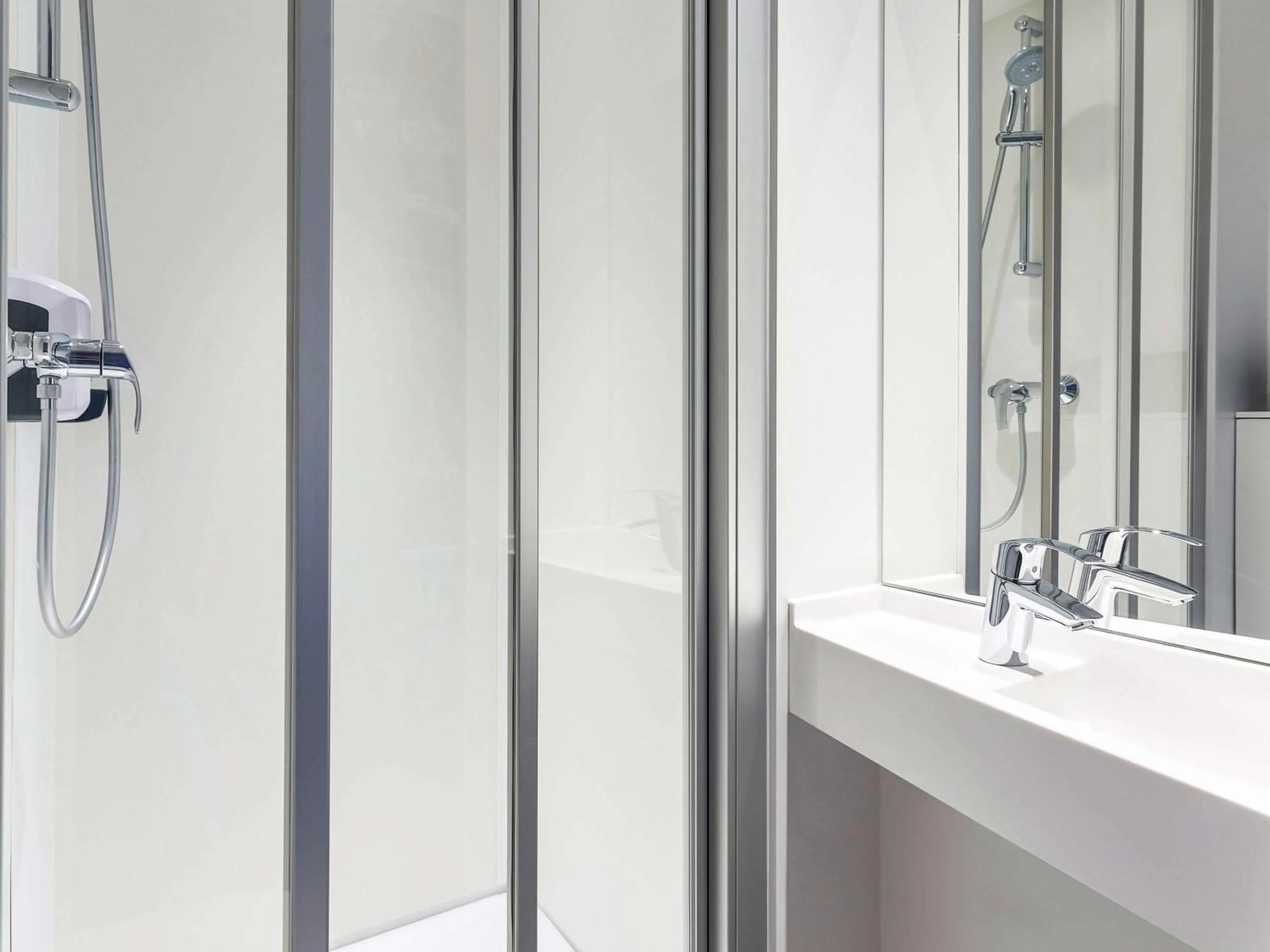 Photo of the whole room in hotelF1 Poitiers Nord Futuroscope