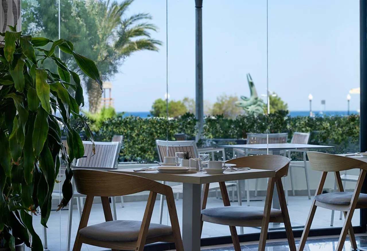 Restaurant/places to eat in Cactus Hotel