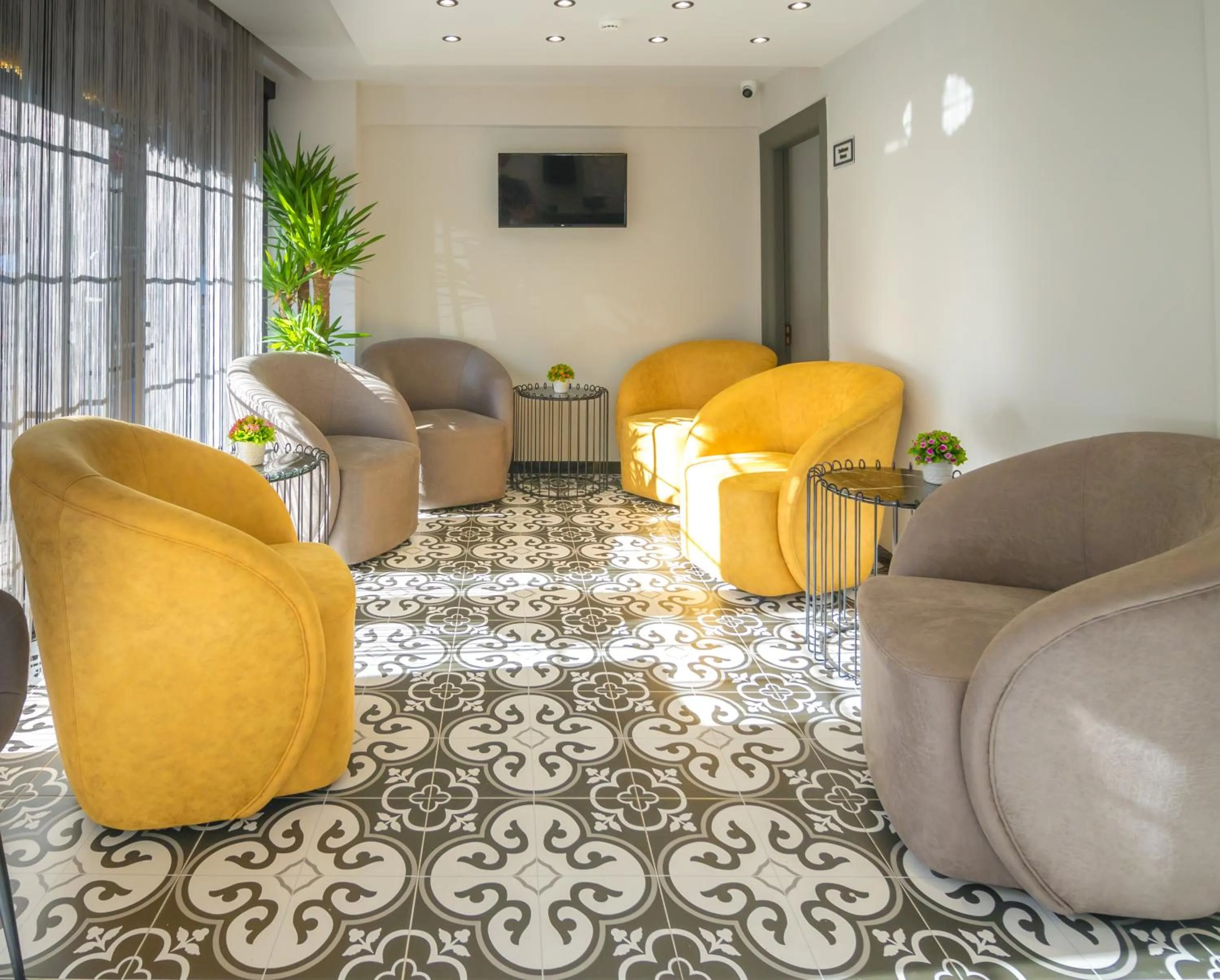 Communal lounge/ TV room in Mardia Hotel