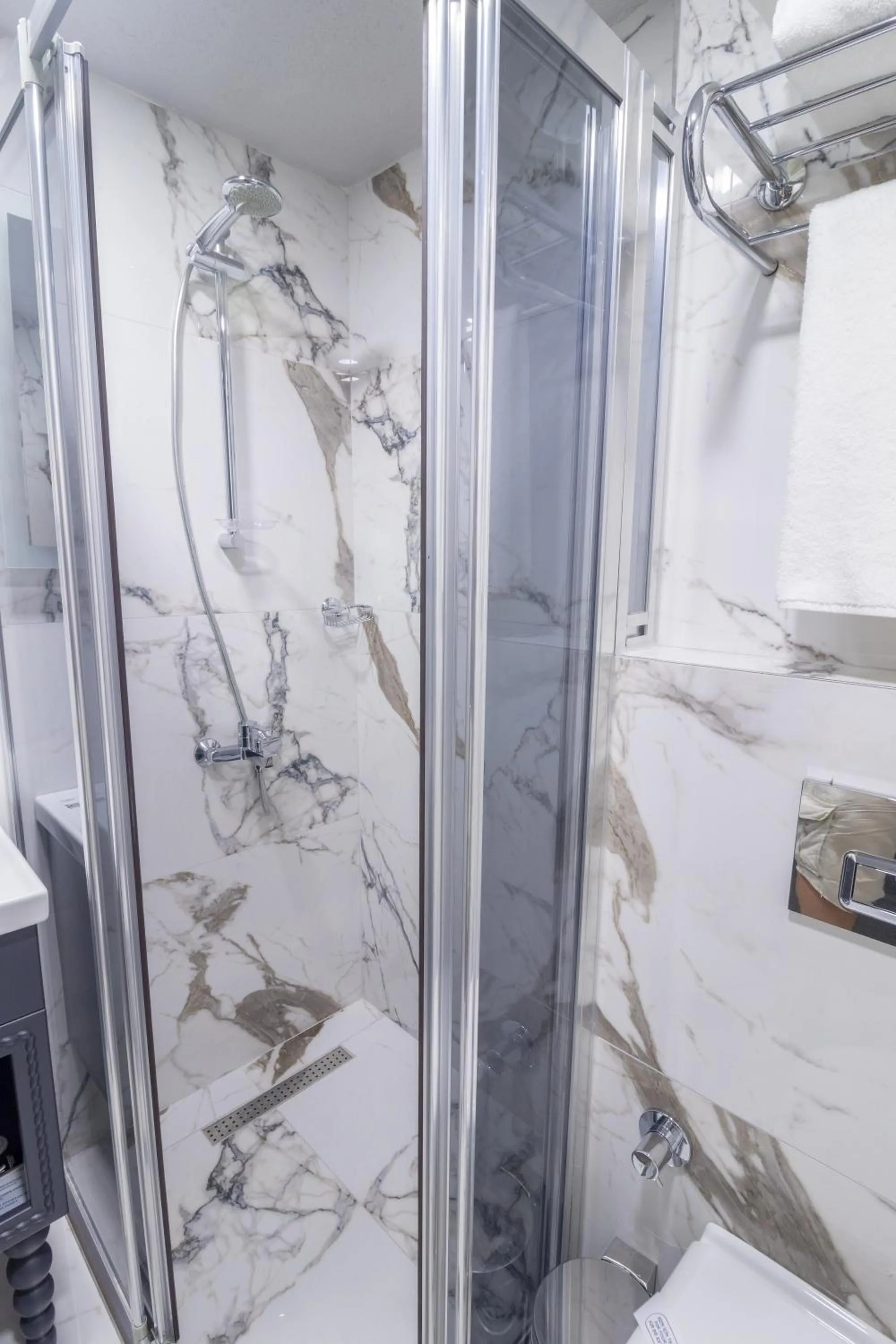 Shower in Mardia Hotel