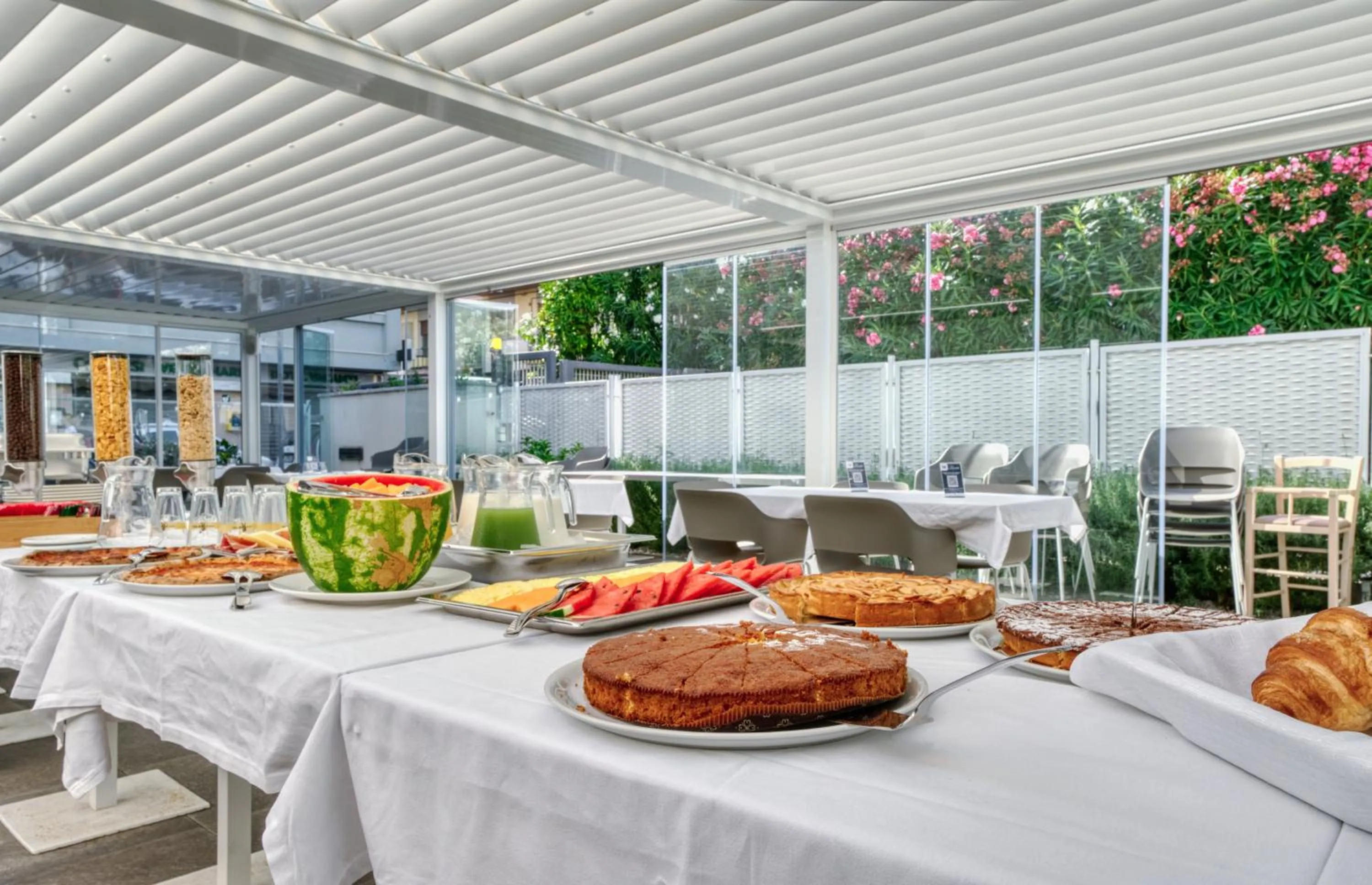 Buffet breakfast in Horizon Suites