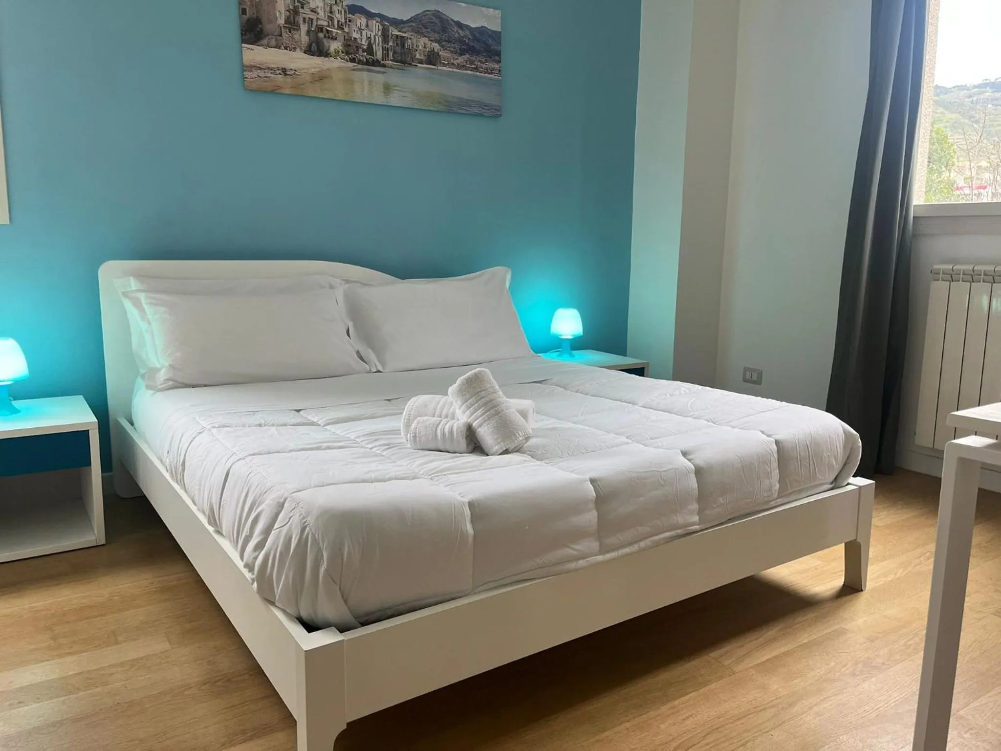 Photo of the whole room, Bed in Horizon Suites