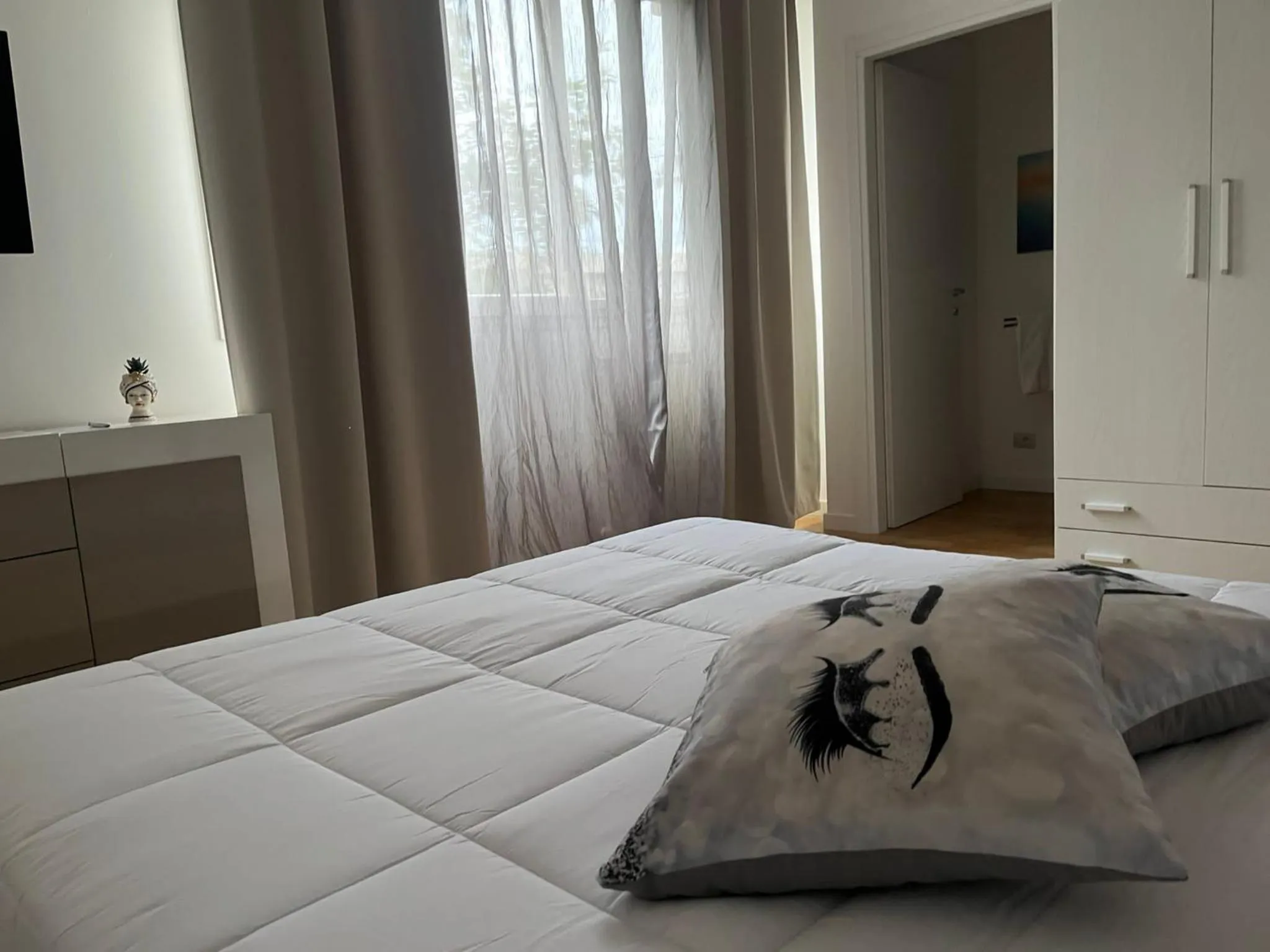 Photo of the whole room, Bed in Horizon Suites