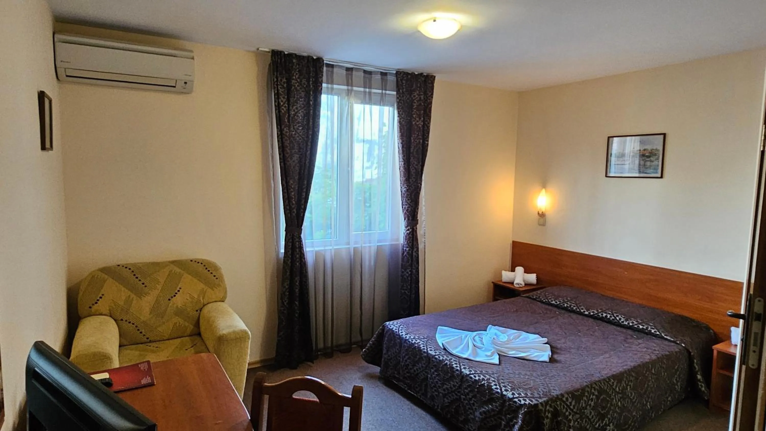 Bed in Caprice Family Hotel