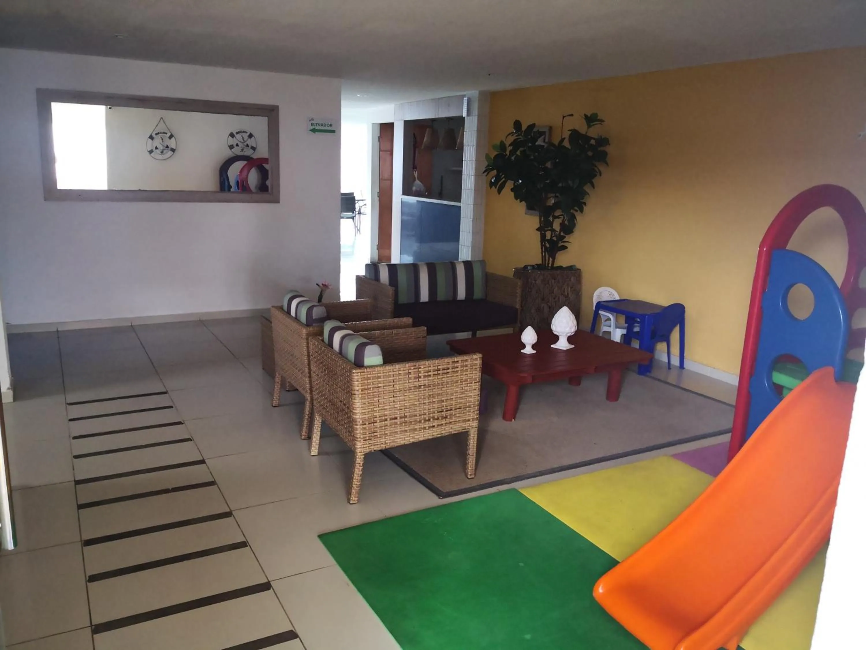 Communal lounge/ TV room in Praia Carneiros Flat Hotel