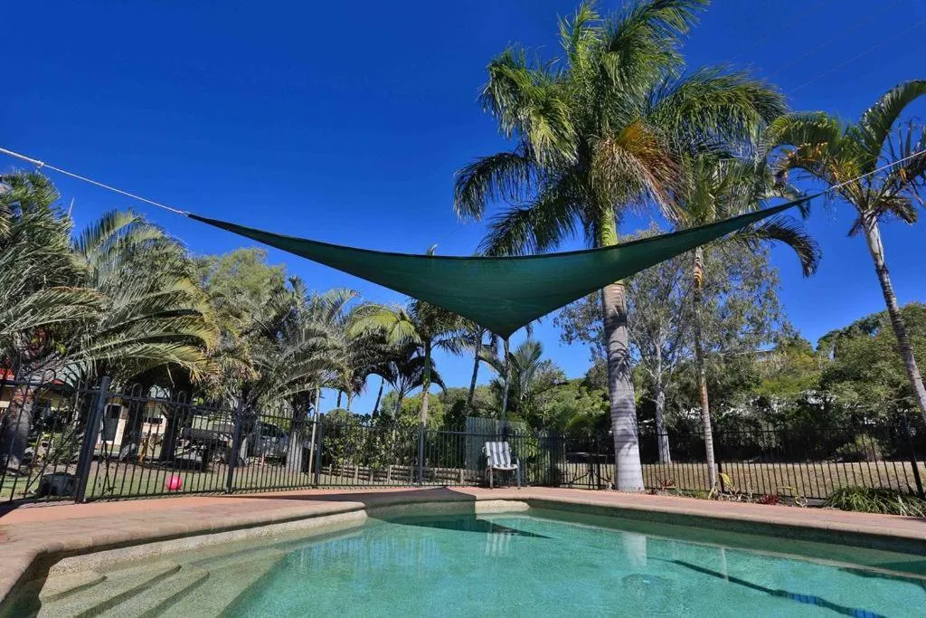 Swimming pool in 1770 Beachside Backpacker