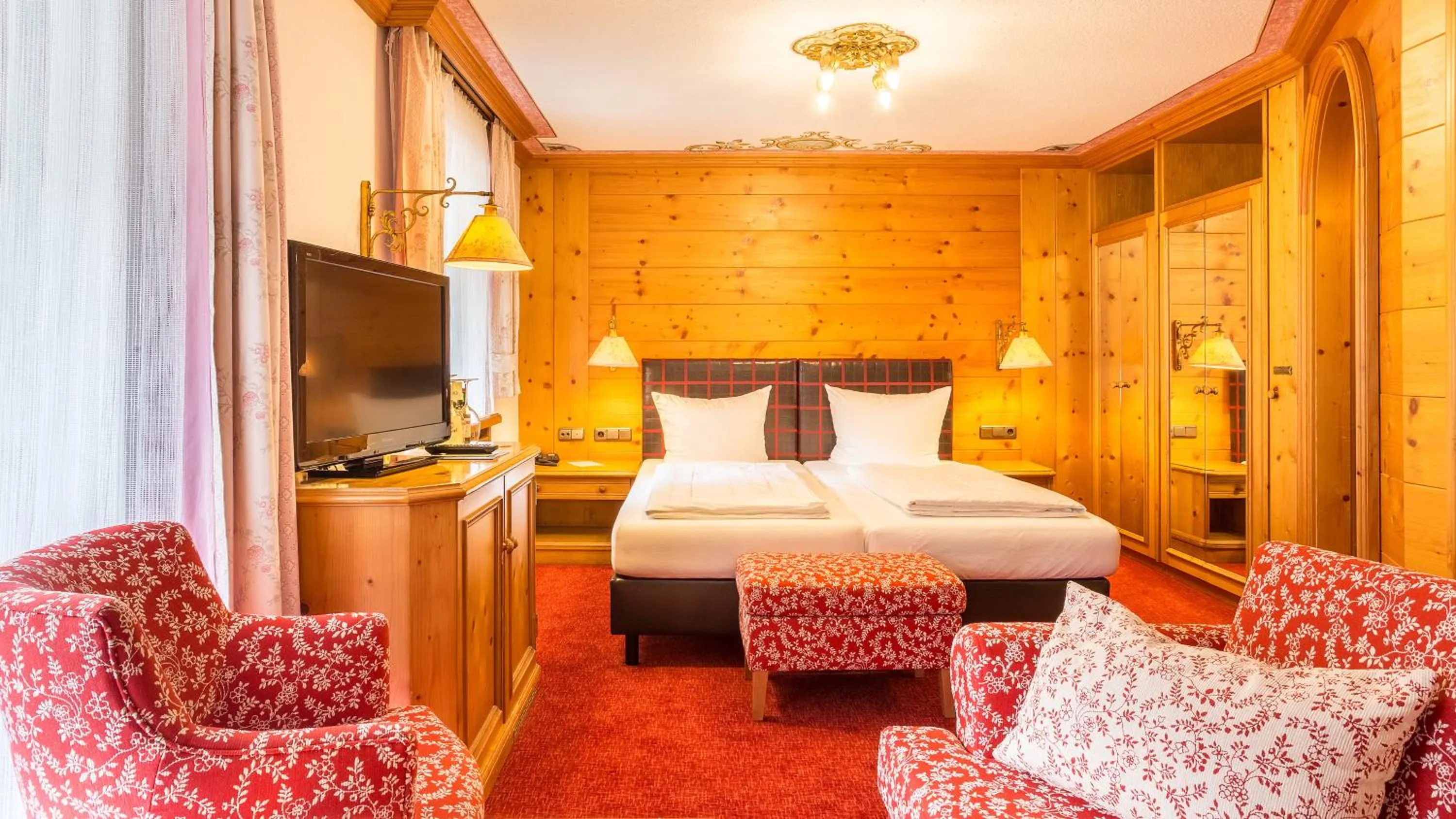 Photo of the whole room, Bed in Alpenhotel Oberstdorf - ein Rovell Hotel
