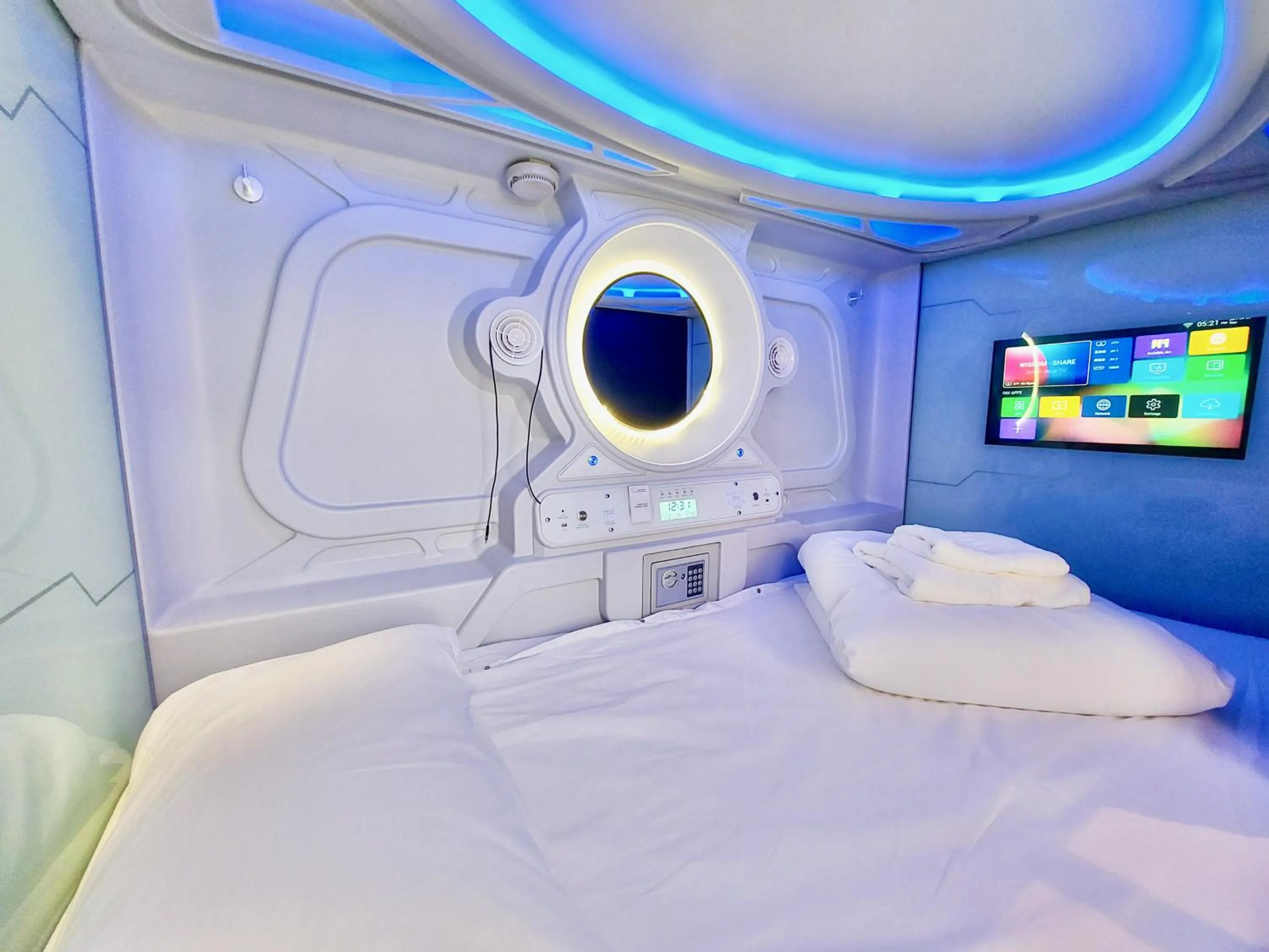 Restaurant/places to eat, Bed in Atypicap Capsule Hostel