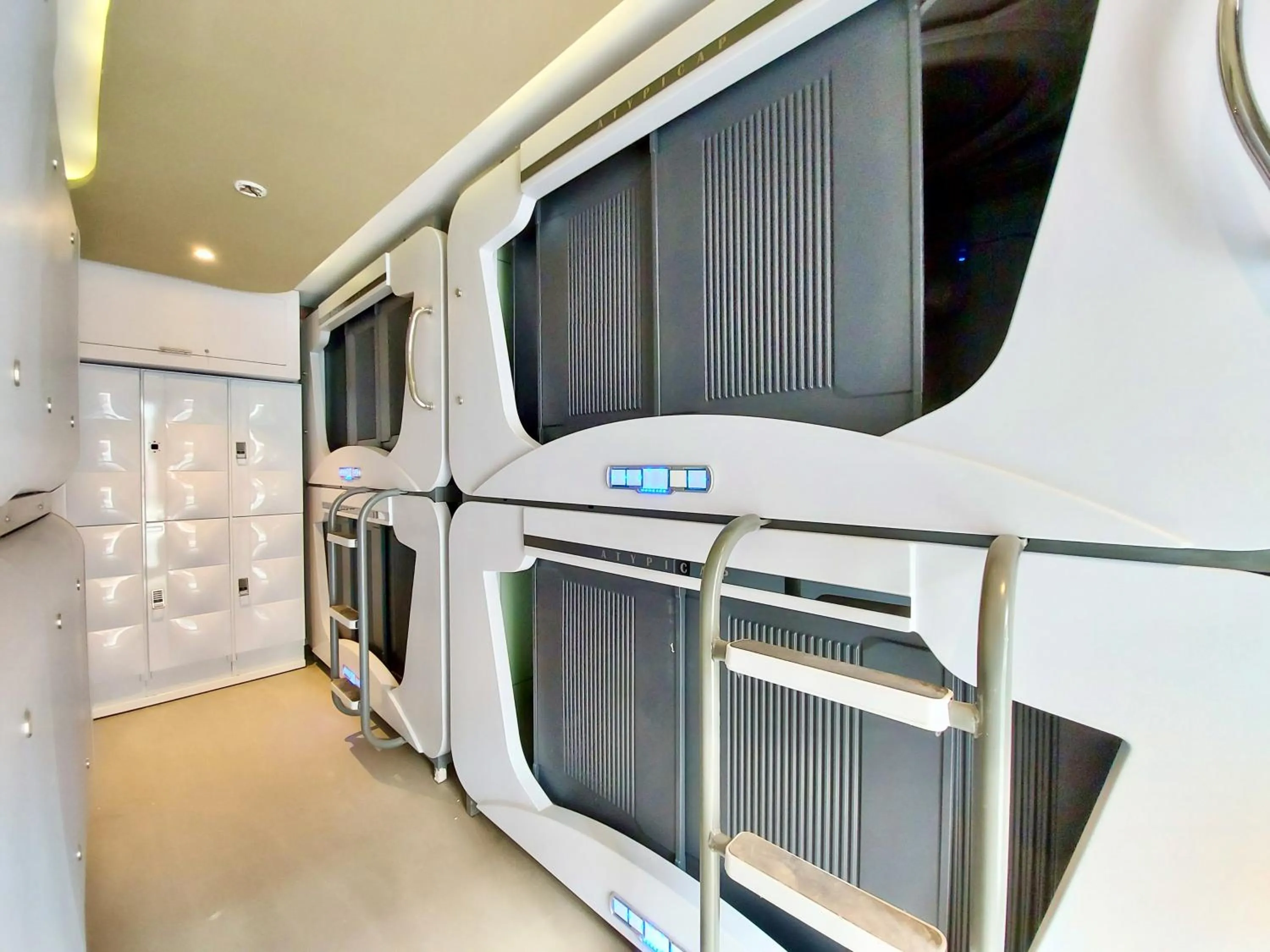 Restaurant/places to eat in Atypicap Capsule Hostel